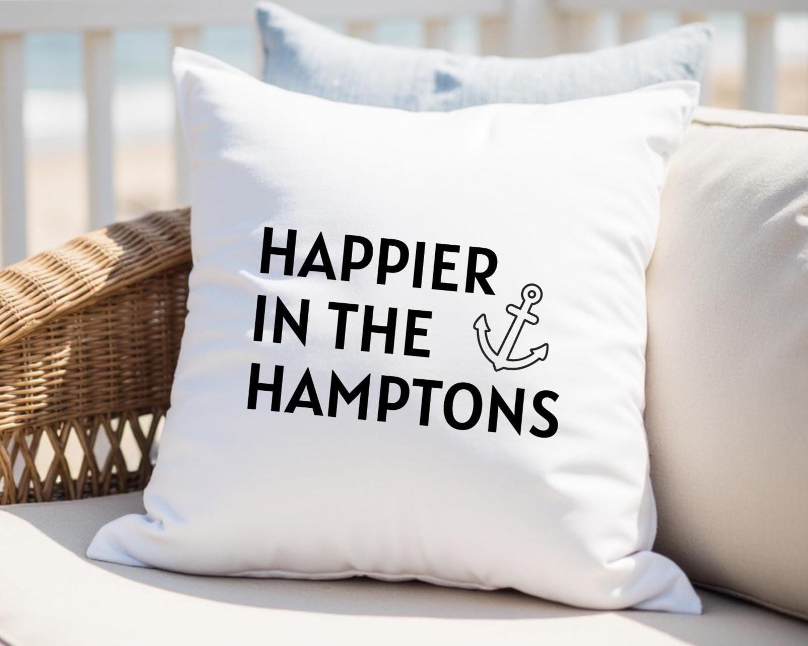Kissen | Happier in the Hamptons | 40 x 40 cm | Strandhaus Beach House | schwarz weiß Anker