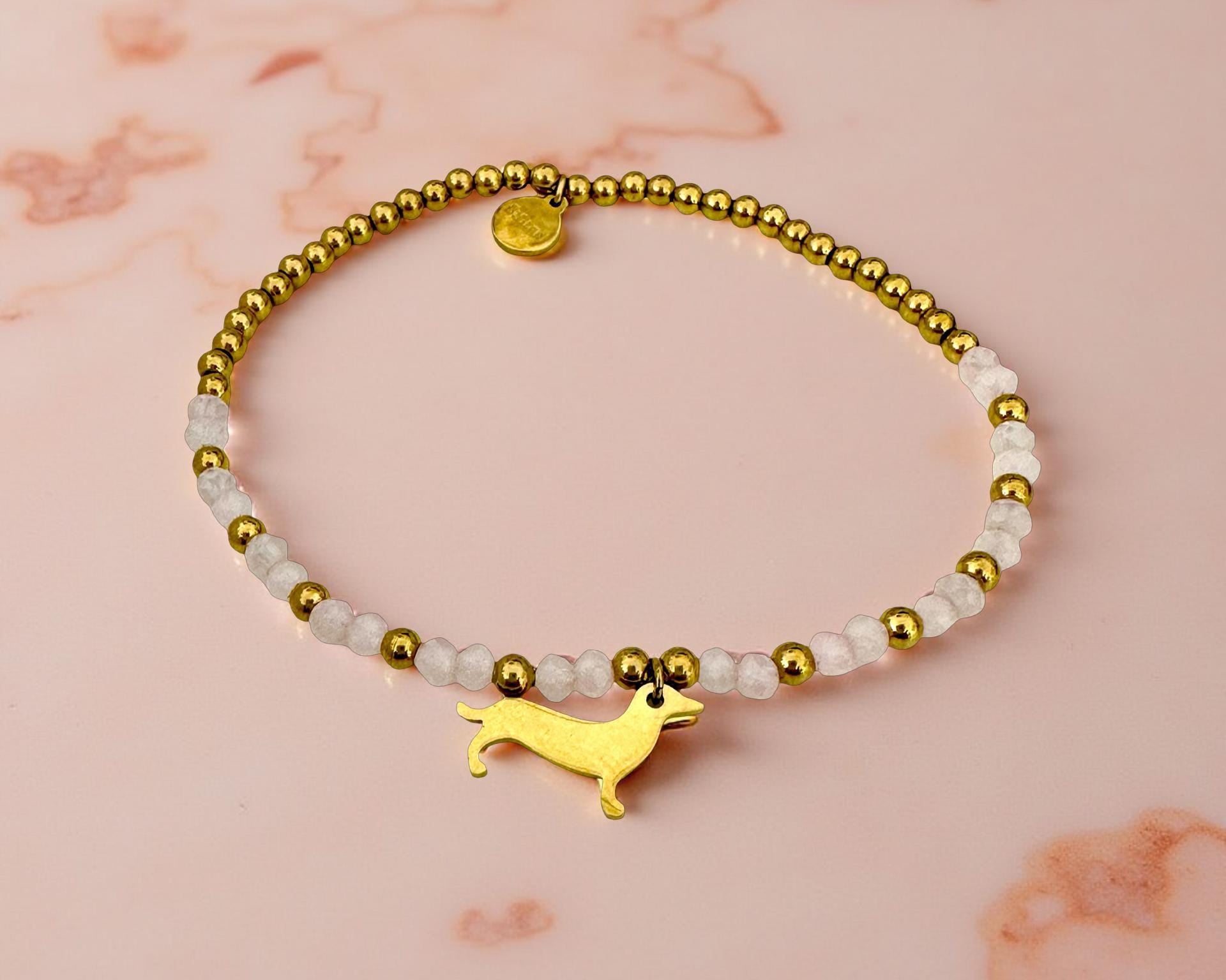 Goldenes Dackel Armband | kleines feines elastisches Perlenarmband mit Dackelanhänger