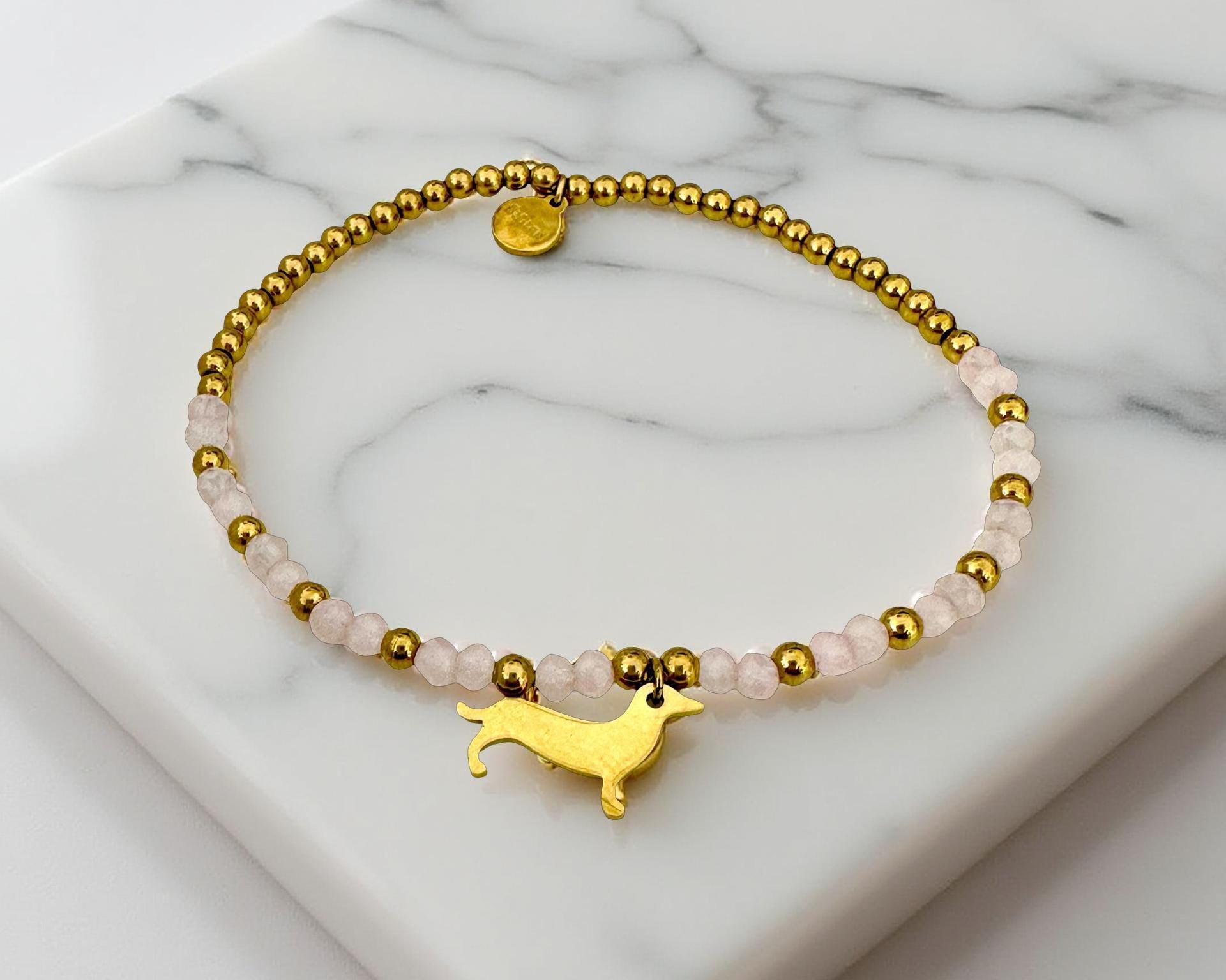 Goldenes Dackel Armband | kleines feines elastisches Perlenarmband mit Dackelanhänger