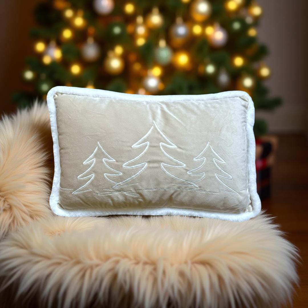 Kissen bestickt | Weihnachten | Weihnachtsbäume Tannen | Samt creme mit weißer Stickerei | zwei Formate | weiße Fellkante