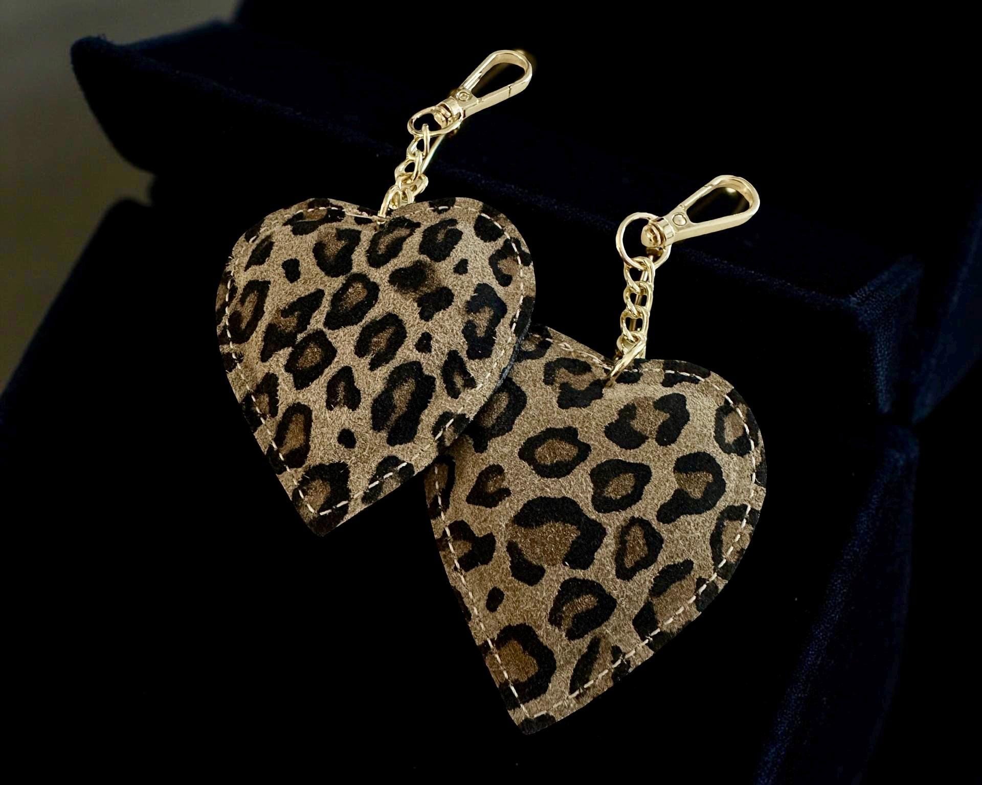 Anhänger Herz Leo für die Tasche | aus Leder | Taschenschmuck Taschenanhänger | Bag Charm mit goldenem Karabiner