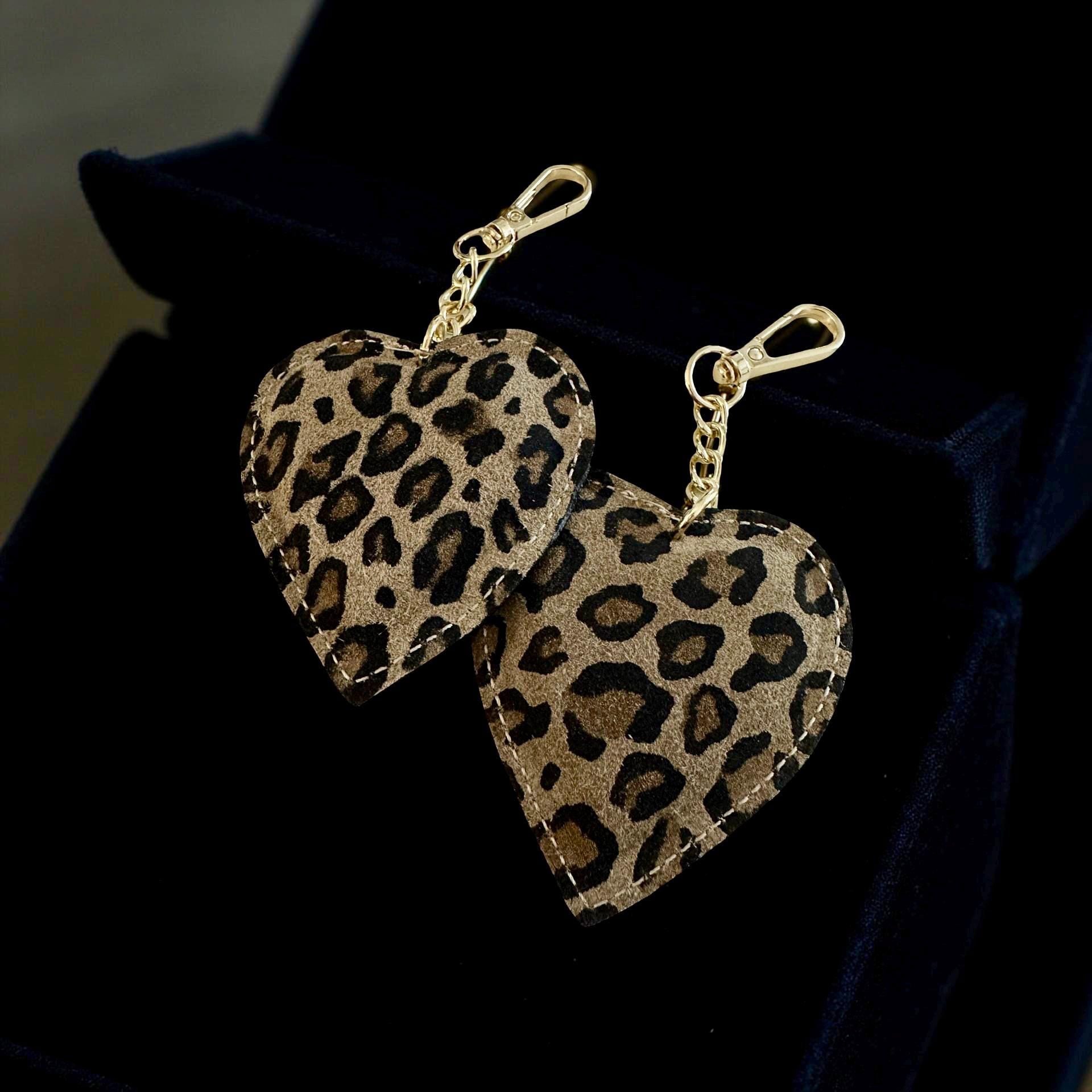 Anhänger Herz Leo für die Tasche | aus Leder | Taschenschmuck Taschenanhänger | Bag Charm mit goldenem Karabiner