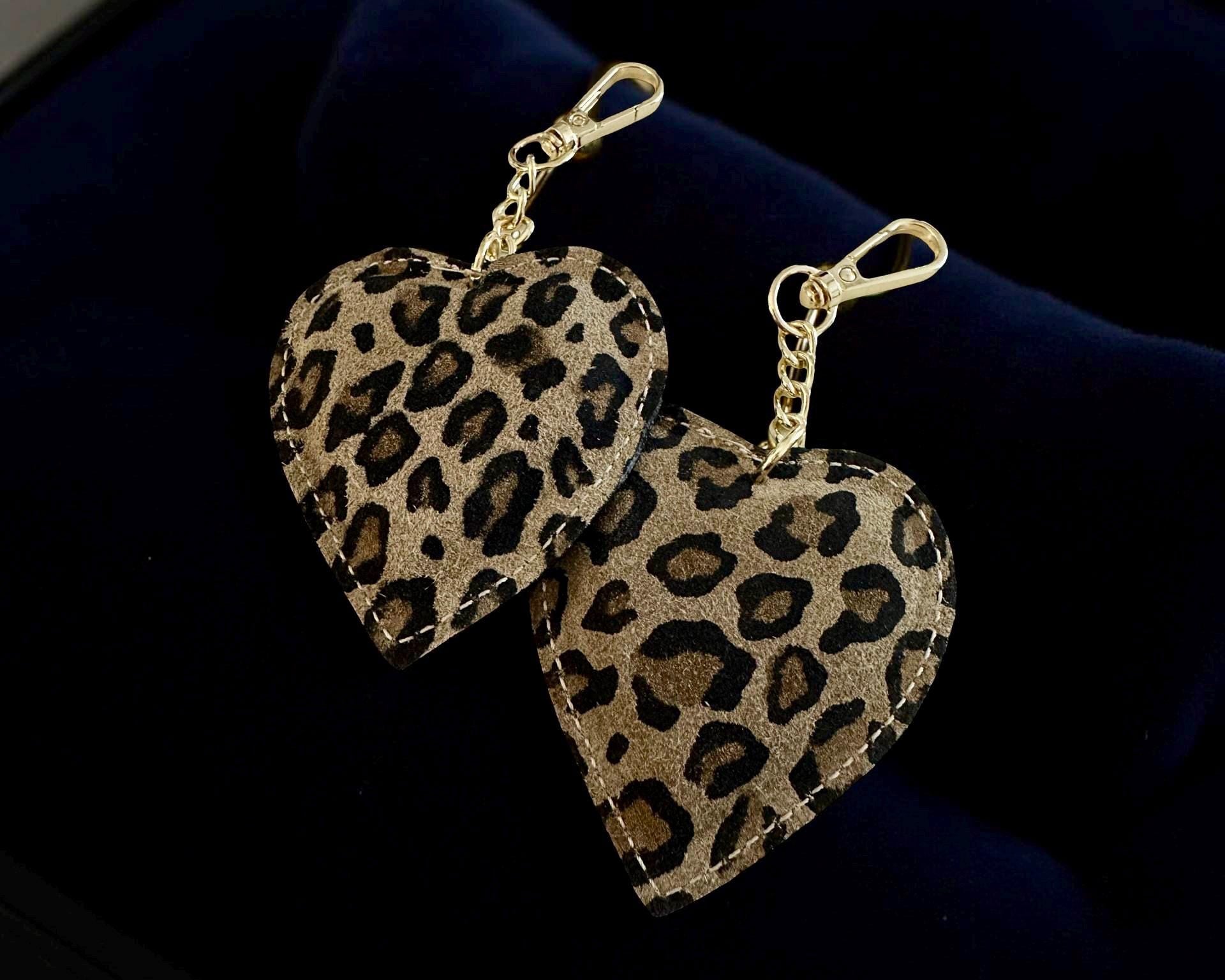 Anhänger Herz Leo für die Tasche | aus Leder | Taschenschmuck Taschenanhänger | Bag Charm mit goldenem Karabiner