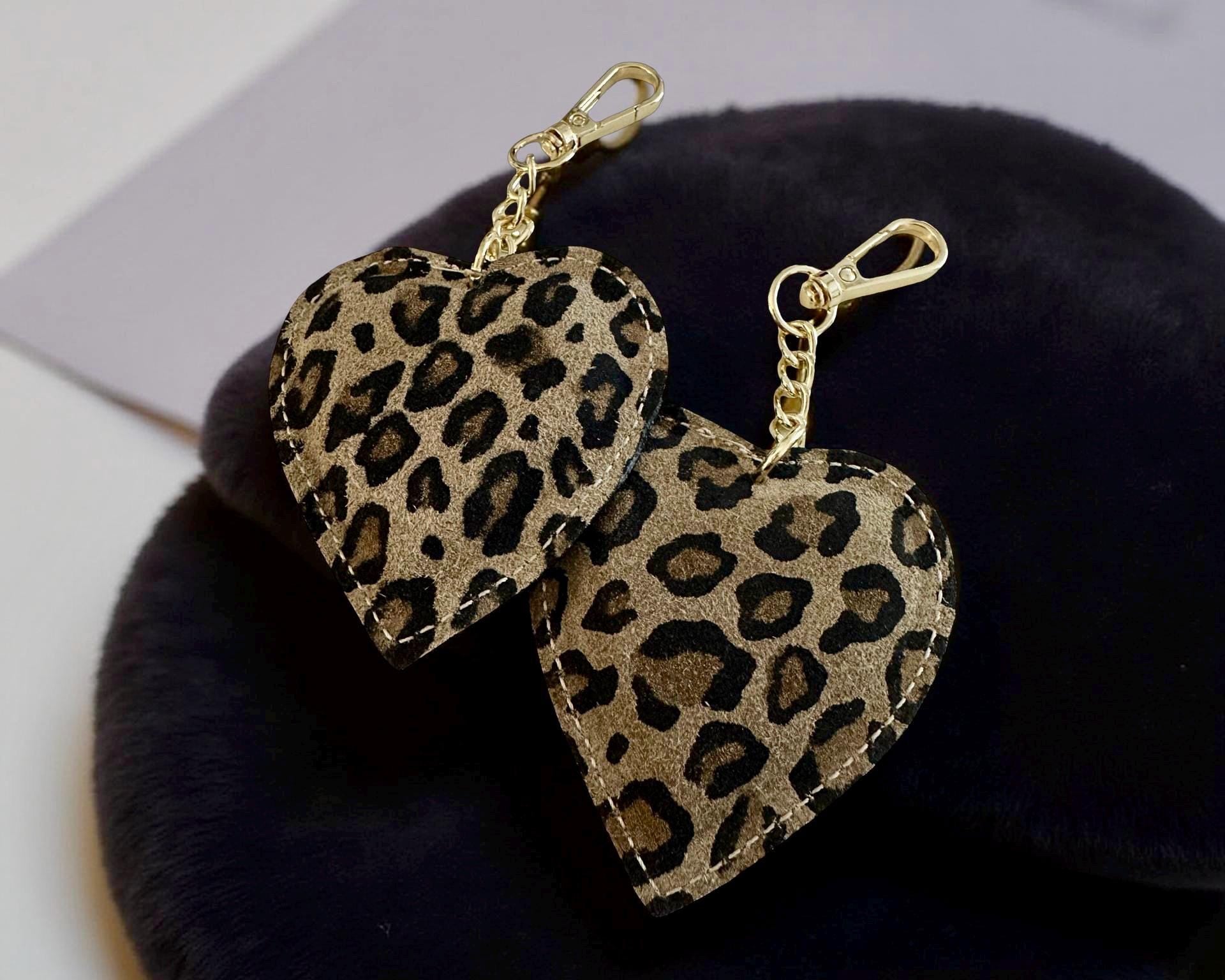 Anhänger Herz Leo für die Tasche | aus Leder | Taschenschmuck Taschenanhänger | Bag Charm mit goldenem Karabiner
