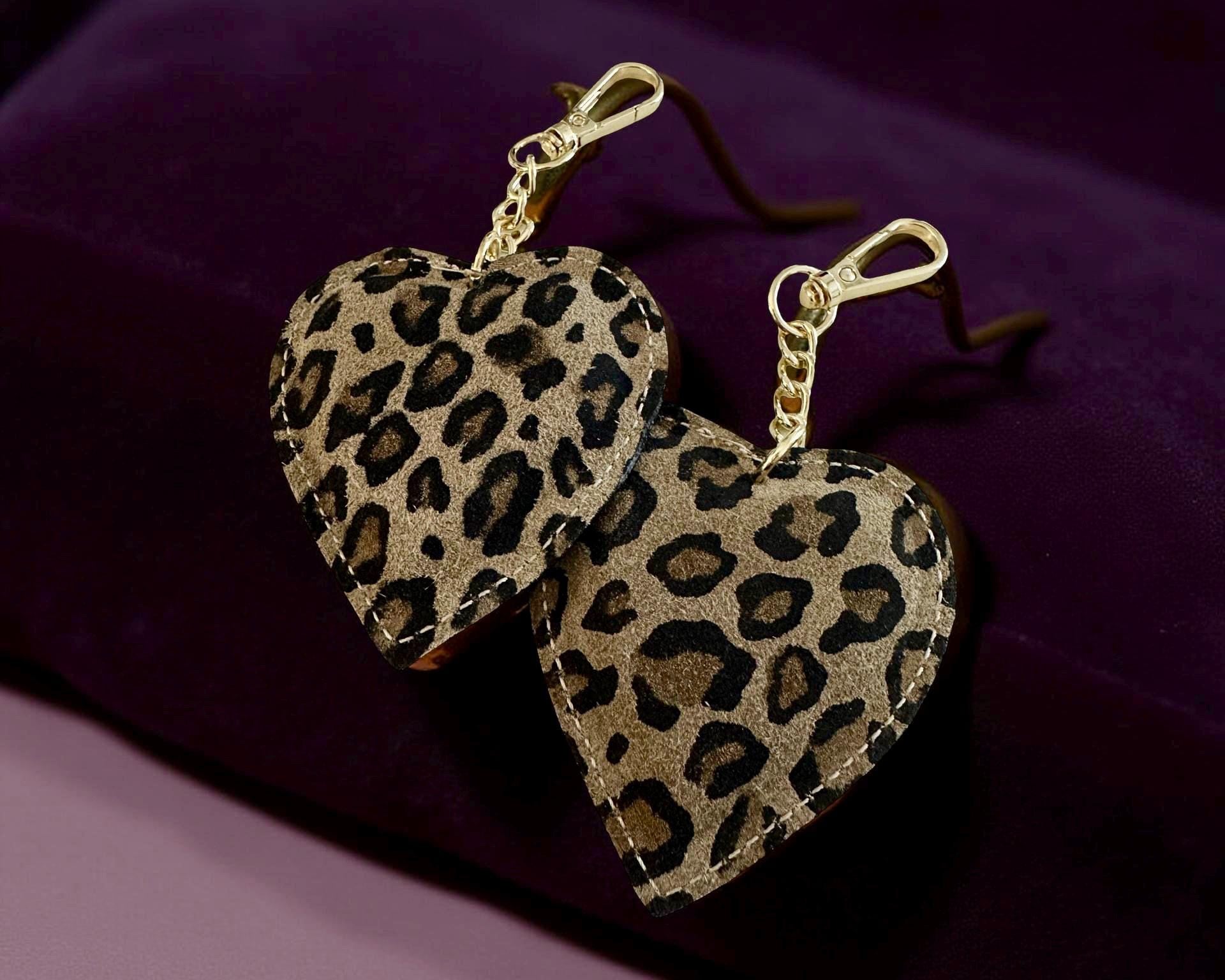 Anhänger Herz Leo für die Tasche | aus Leder | Taschenschmuck Taschenanhänger | Bag Charm mit goldenem Karabiner