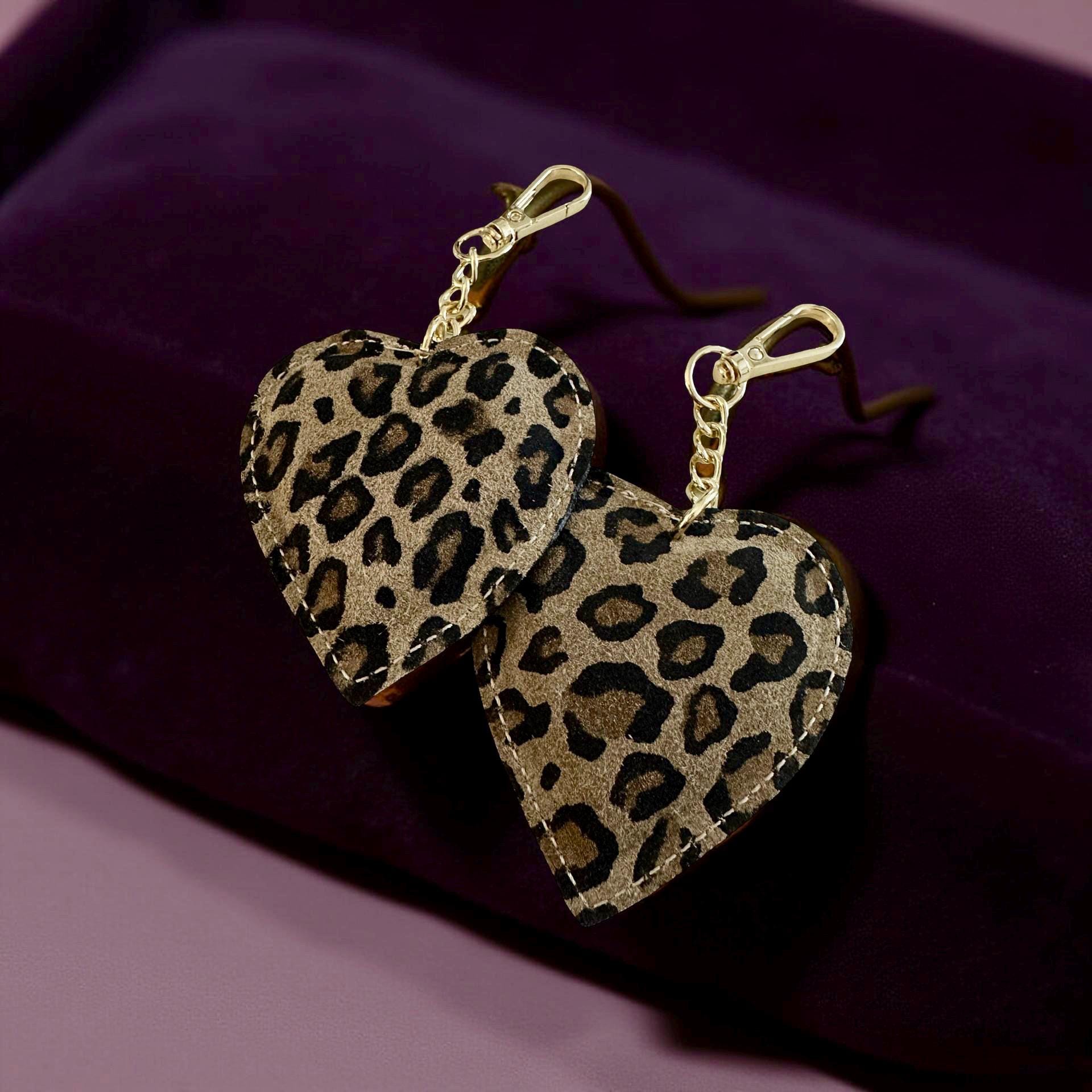 Anhänger Herz Leo für die Tasche | aus Leder | Taschenschmuck Taschenanhänger | Bag Charm mit goldenem Karabiner