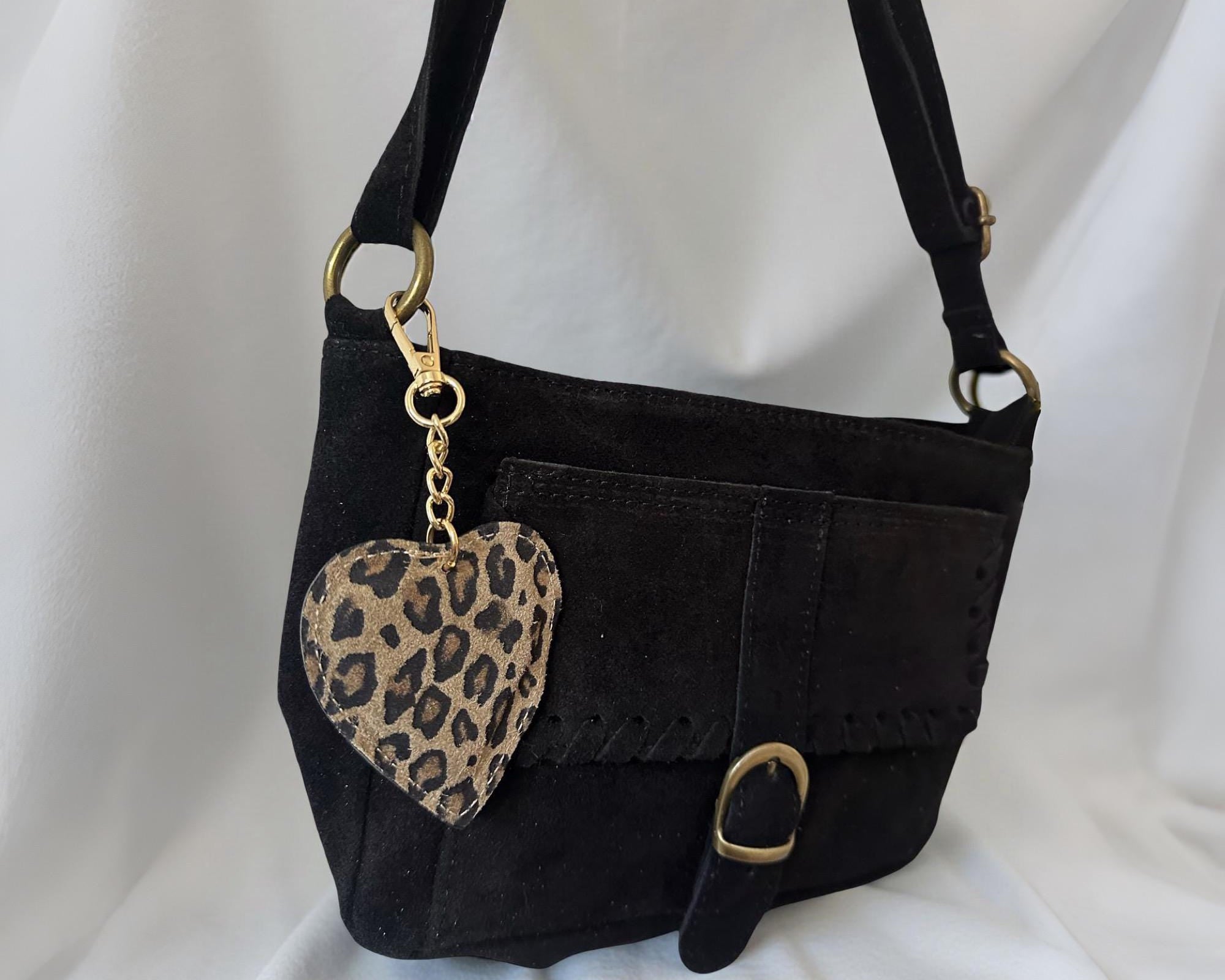 Anhänger Herz Leo für die Tasche | aus Leder | Taschenschmuck Taschenanhänger | Bag Charm mit goldenem Karabiner