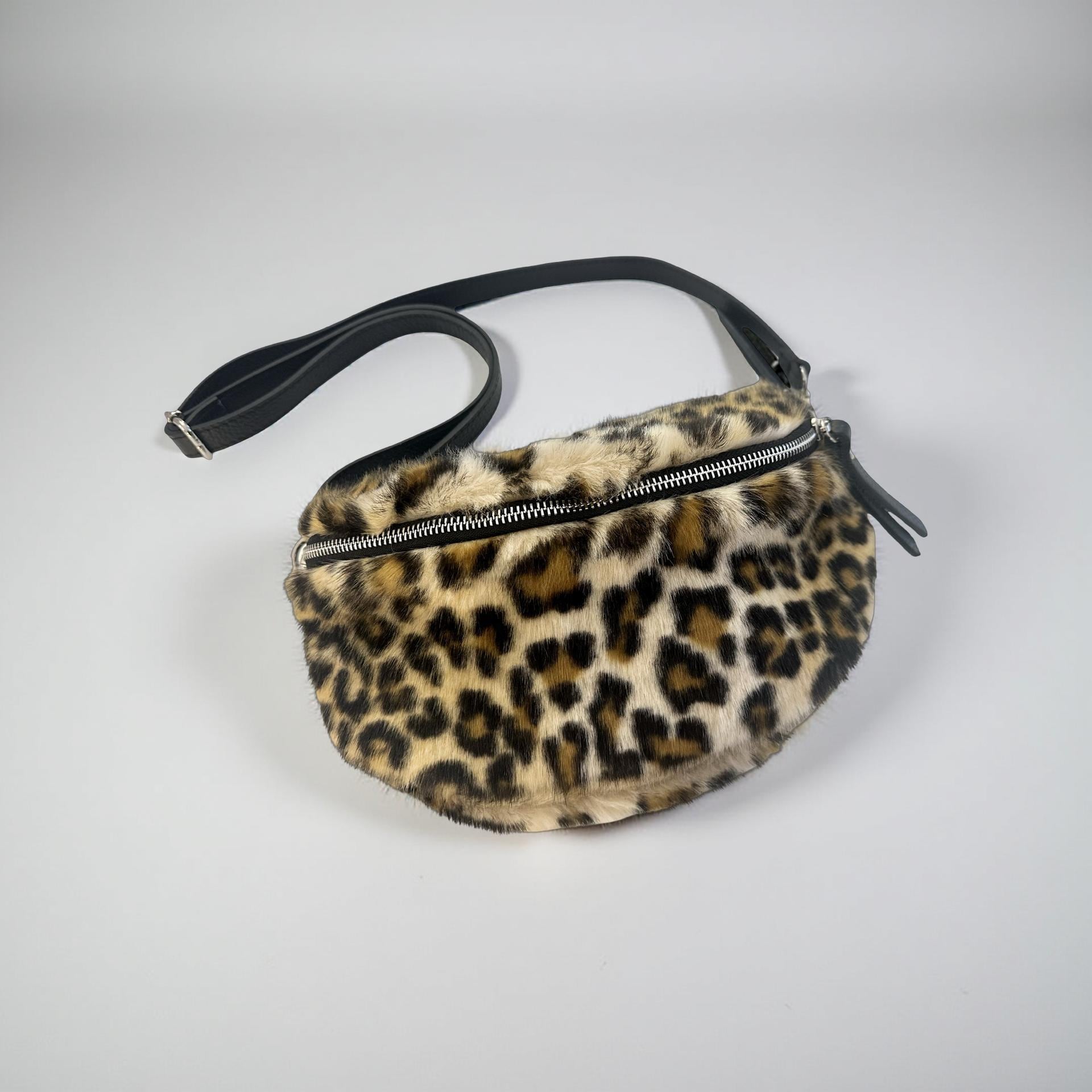 Leo Tasche aus Fell | Leopard | Umhängetasche | Crossbody Bag | Animal Print Leo Look | Fake Fur
