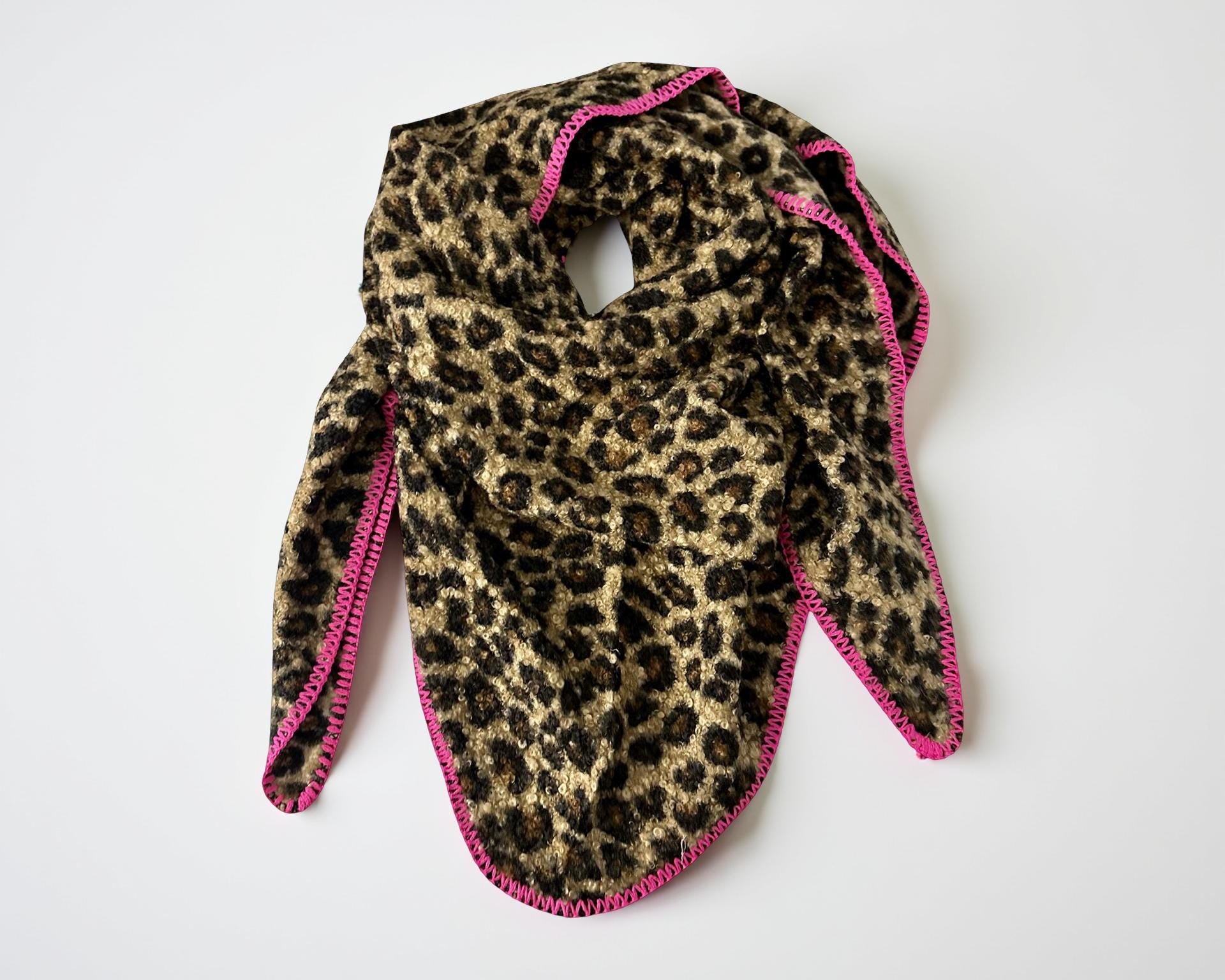 Leo Schal | Dreieckstuch im Leomuster | pinke Kante | 180 x 120 cm | Bouclé Viscose | in braun oder grau