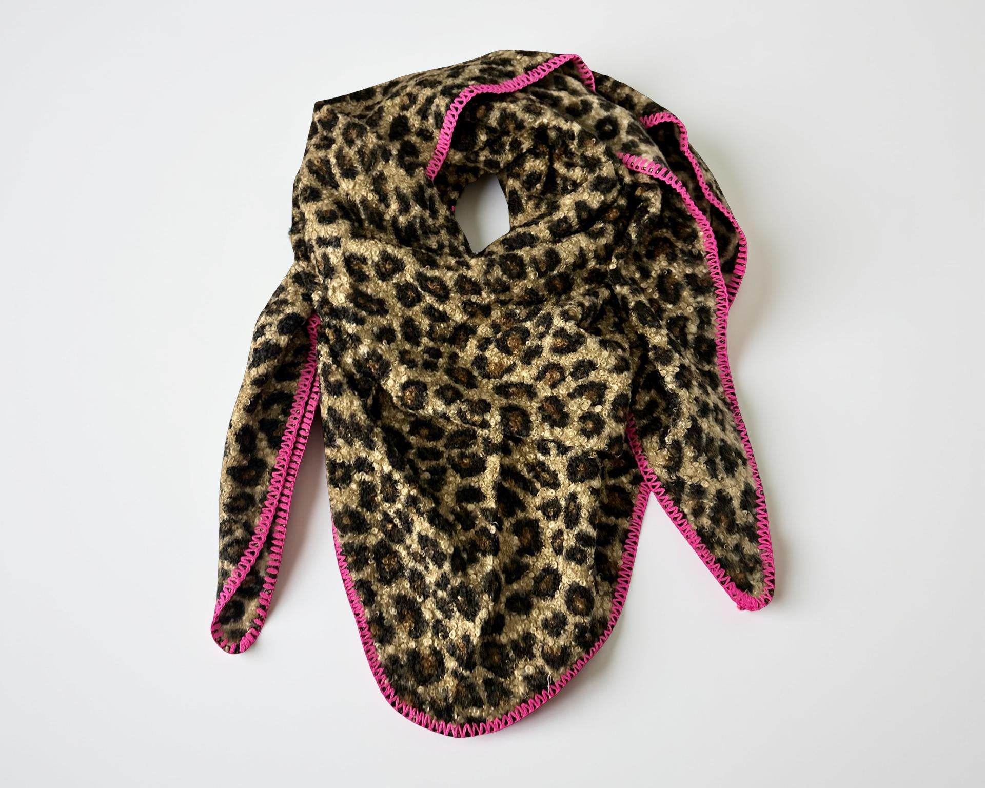 Leo Schal | Dreieckstuch im Leomuster | pinke Kante | 180 x 120 cm | Bouclé Viscose | in braun oder grau