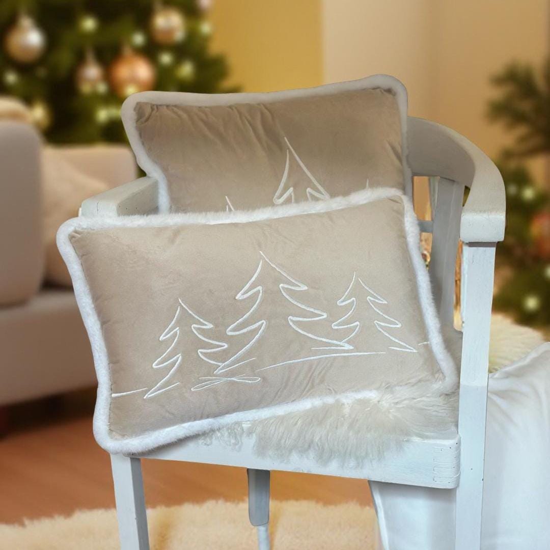 Kissen bestickt | Weihnachten | Weihnachtsbäume Tannen | Samt creme mit weißer Stickerei | zwei Formate | weiße Fellkante