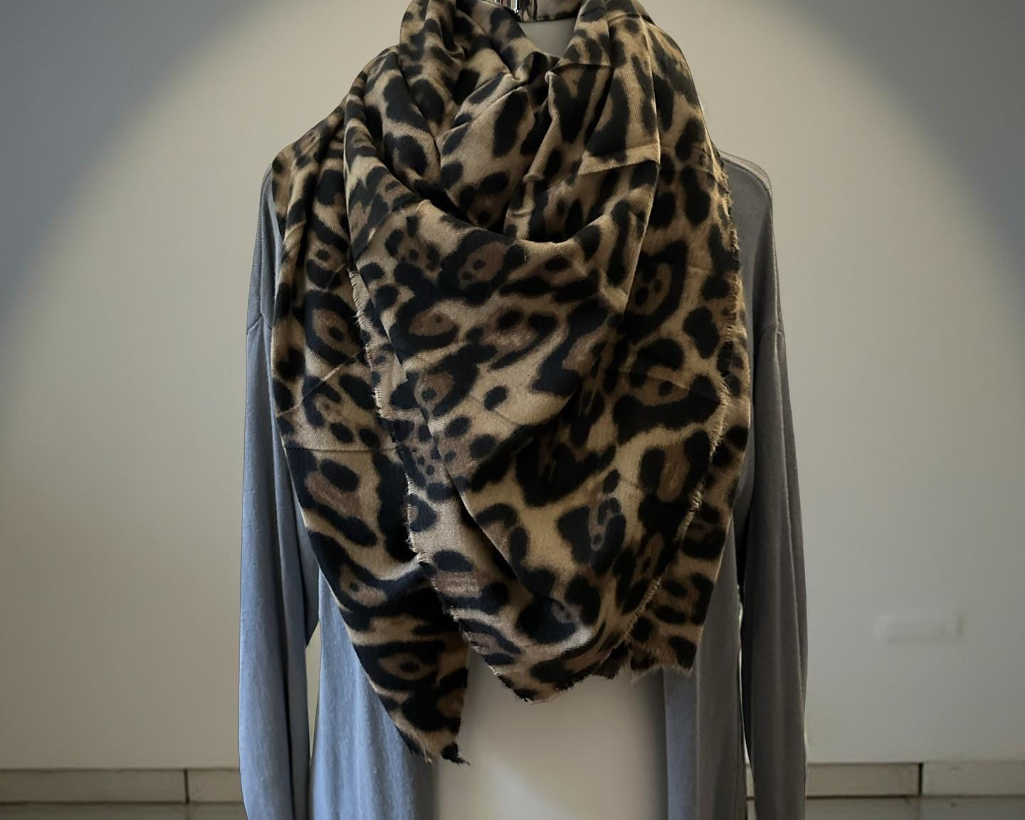 Leo Schal XXL | großes quadratisches Tuch im Leomuster | 135 x 135 cm | Viskose Schal in braun beige