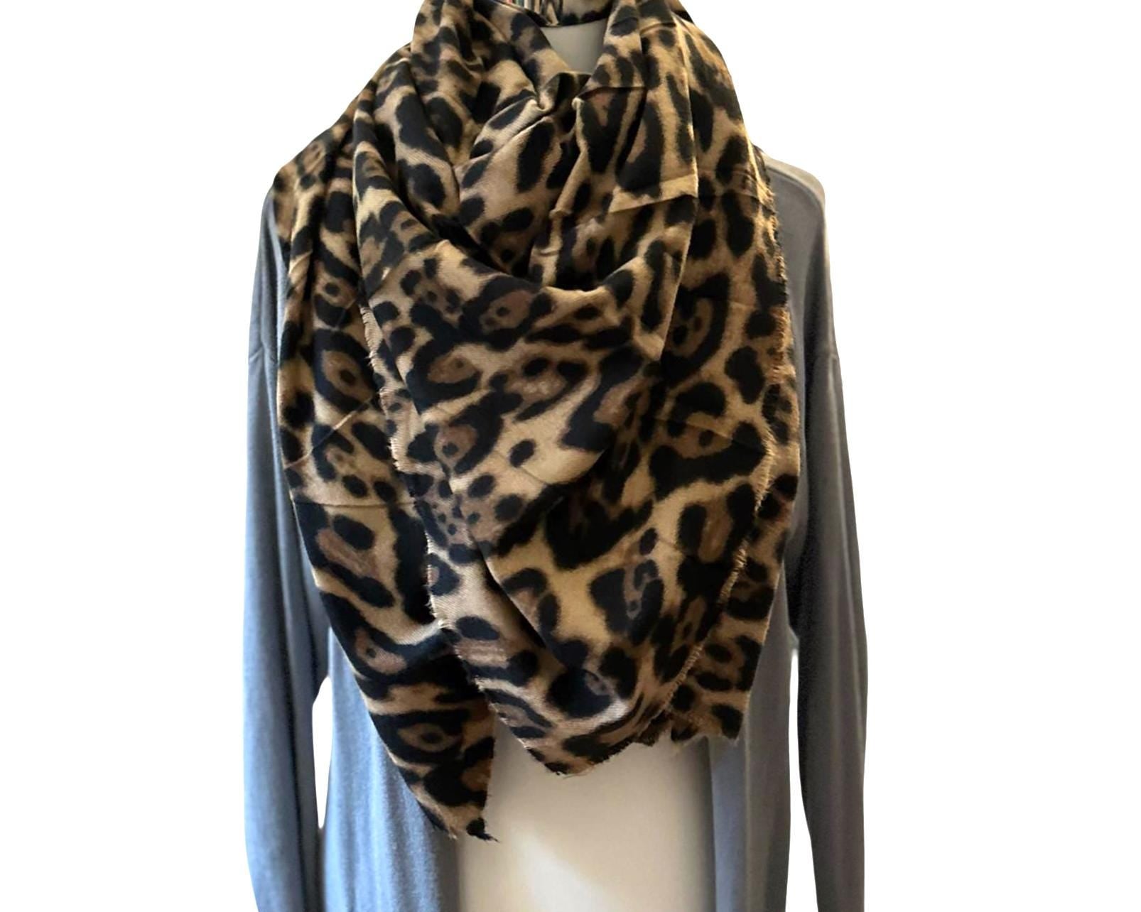 Leo Schal XXL | großes quadratisches Tuch im Leomuster | 135 x 135 cm | Viskose Schal in braun beige