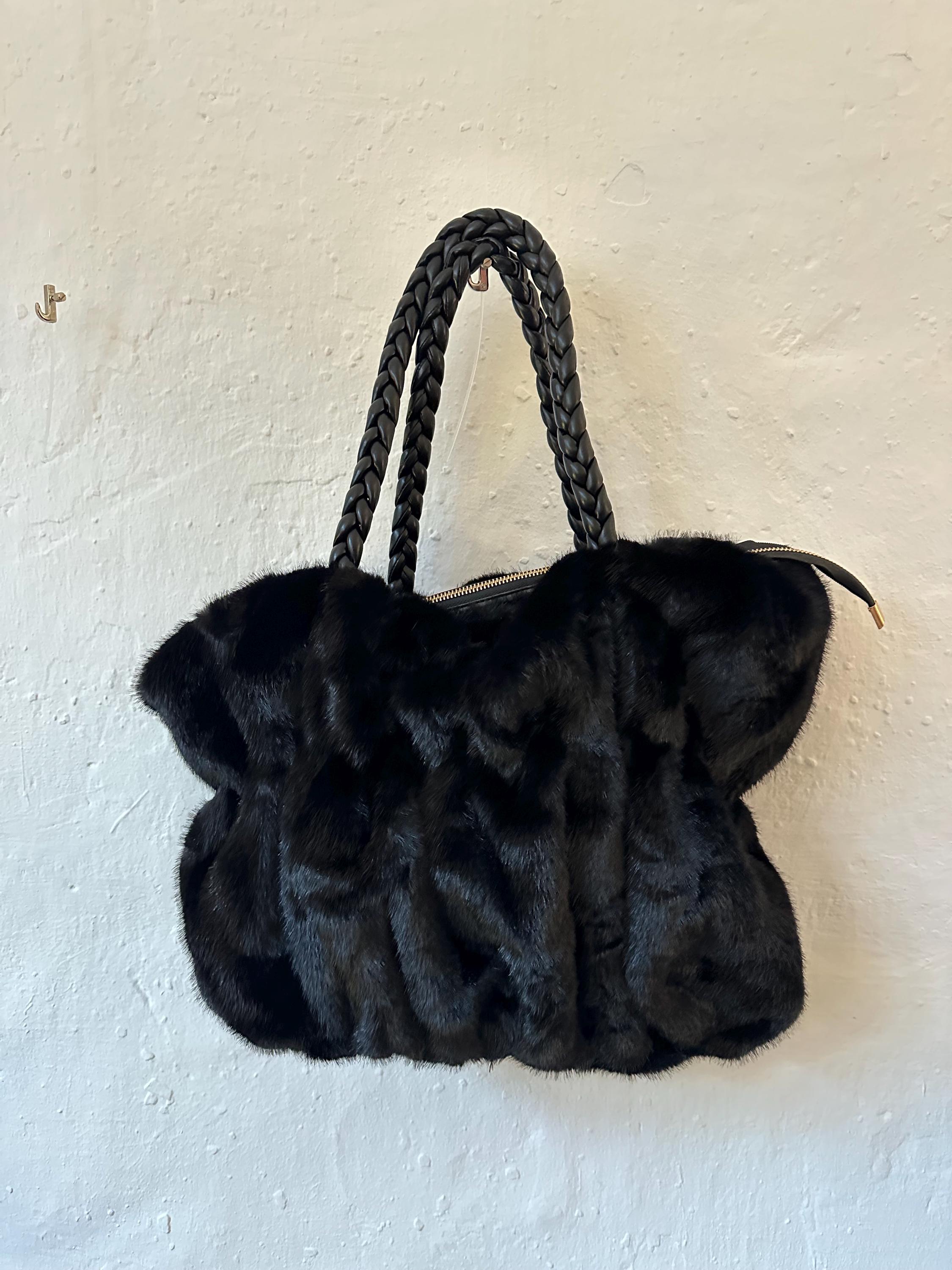 Schwarze Tasche aus Fell | Umhängetasche | Crossbody Bag | Fake Fur | kuscheliges Pelzimitat | Handtasche schwarz