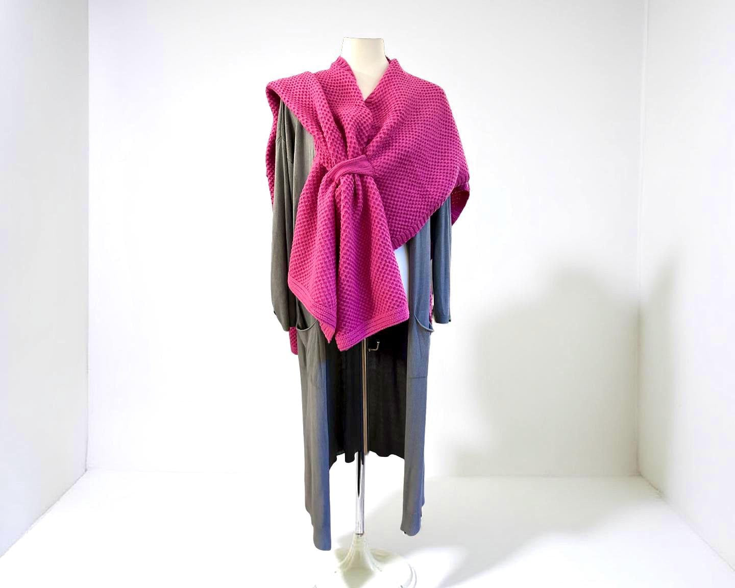 Pinker Cape Schal im Perlmuster gestrickt | Großes Tuch in pink als Schal, Stola, Cape tragbar | 145 x 75 cm | Strick Viskose