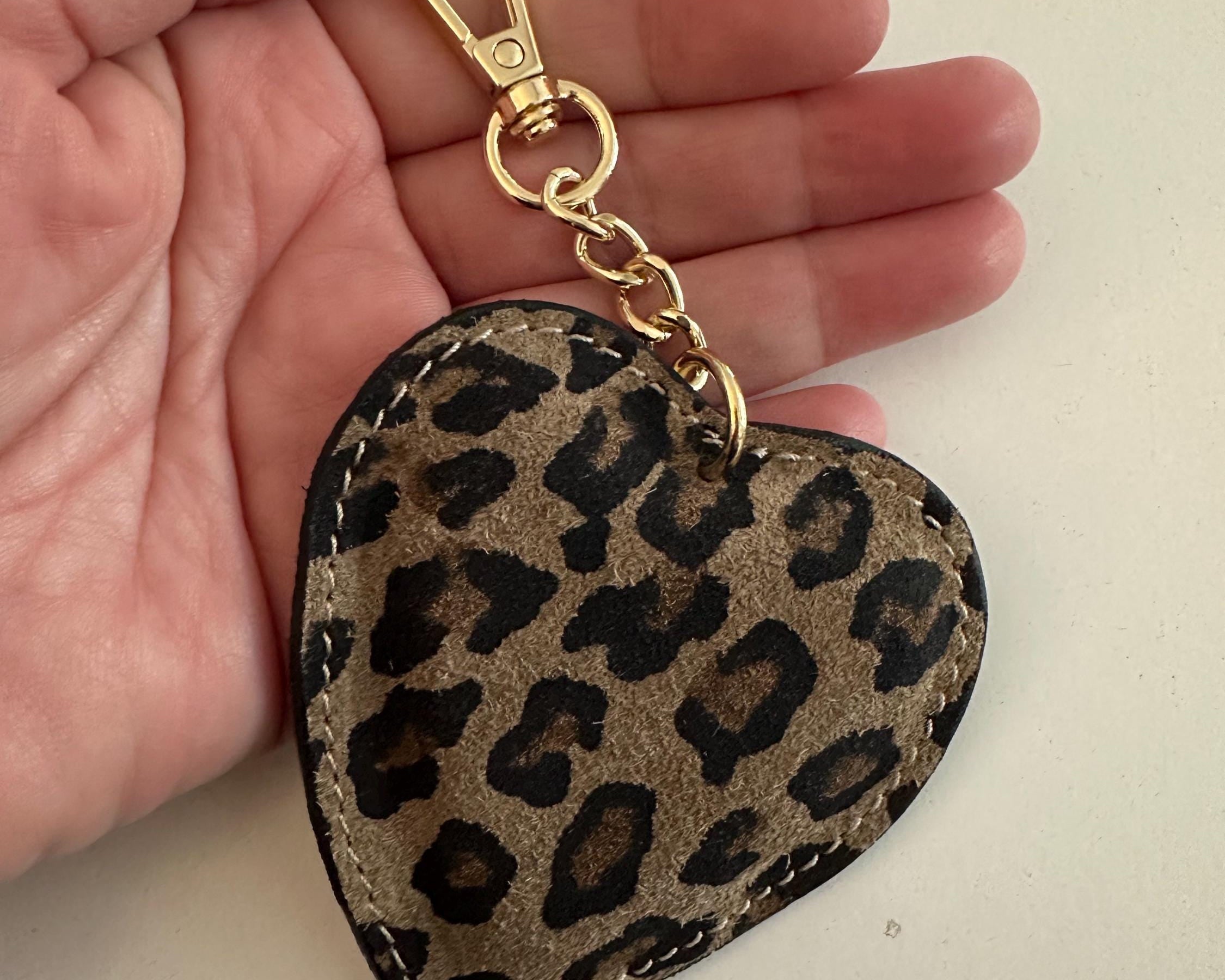 Anhänger Herz Leo für die Tasche | aus Leder | Taschenschmuck Taschenanhänger | Bag Charm mit goldenem Karabiner