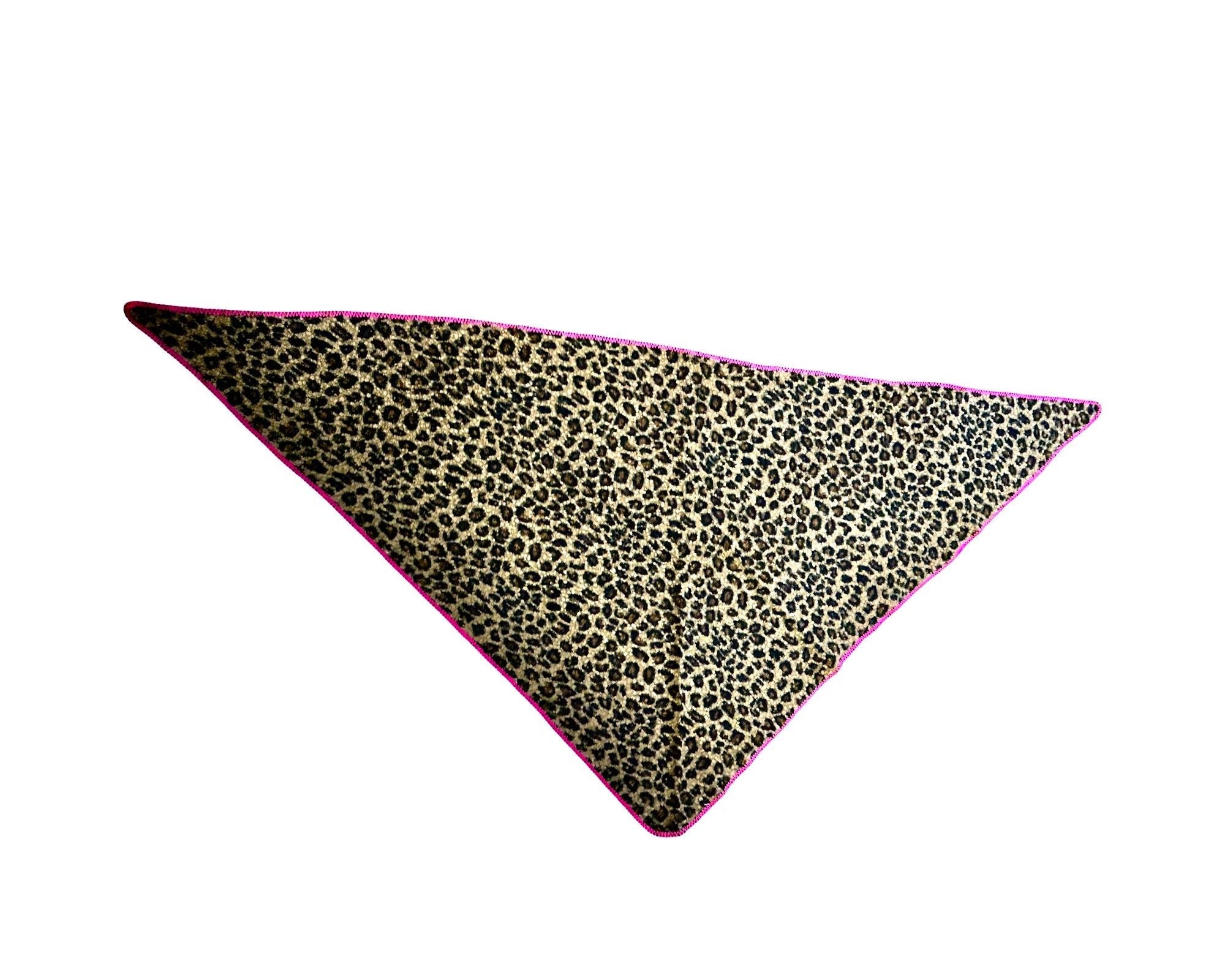 Leo Schal | Dreieckstuch im Leomuster | pinke Kante | 180 x 120 cm | Bouclé Viscose | in braun oder grau