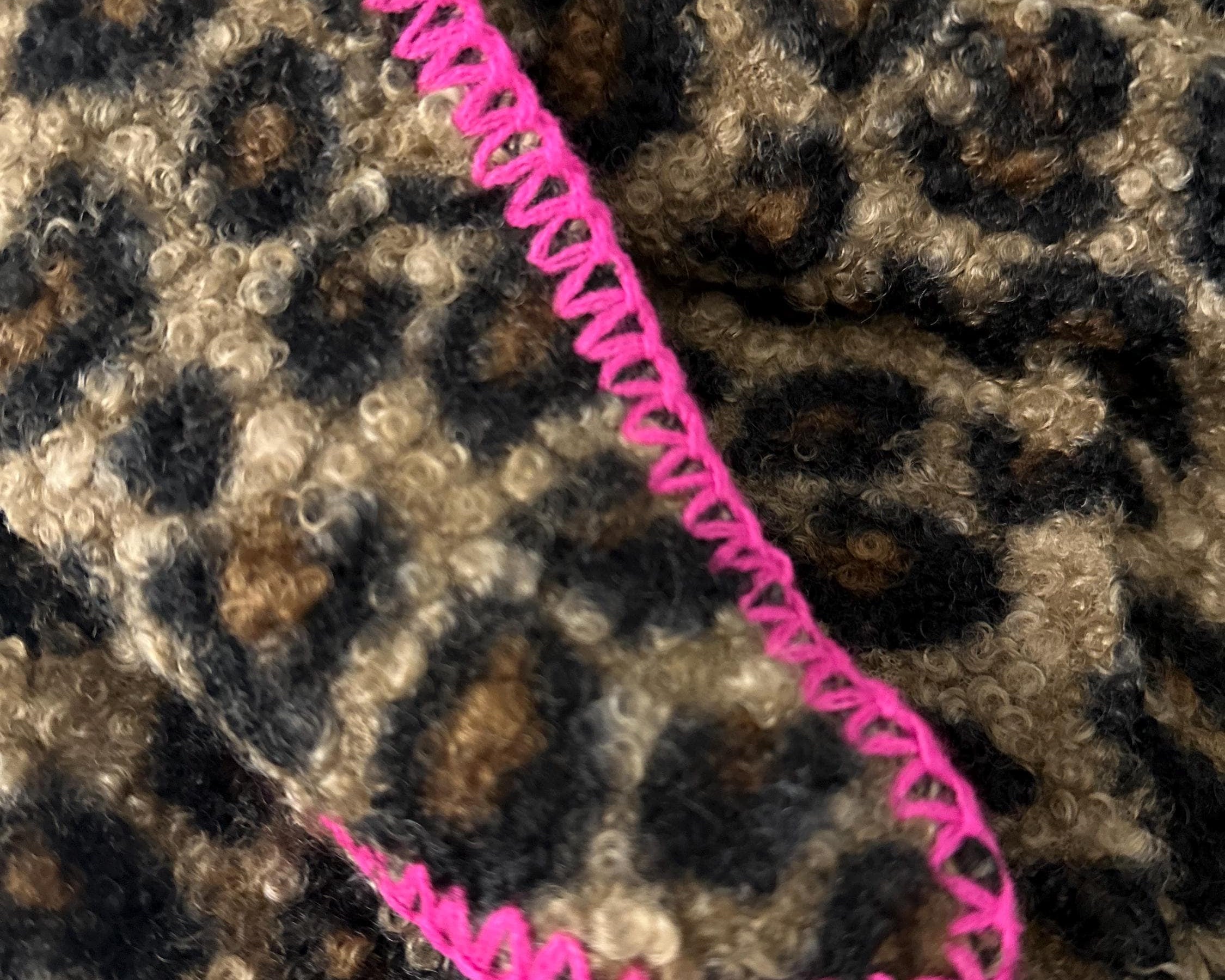 Leo Schal | Dreieckstuch im Leomuster | pinke Kante | 180 x 120 cm | Bouclé Viscose | in braun oder grau