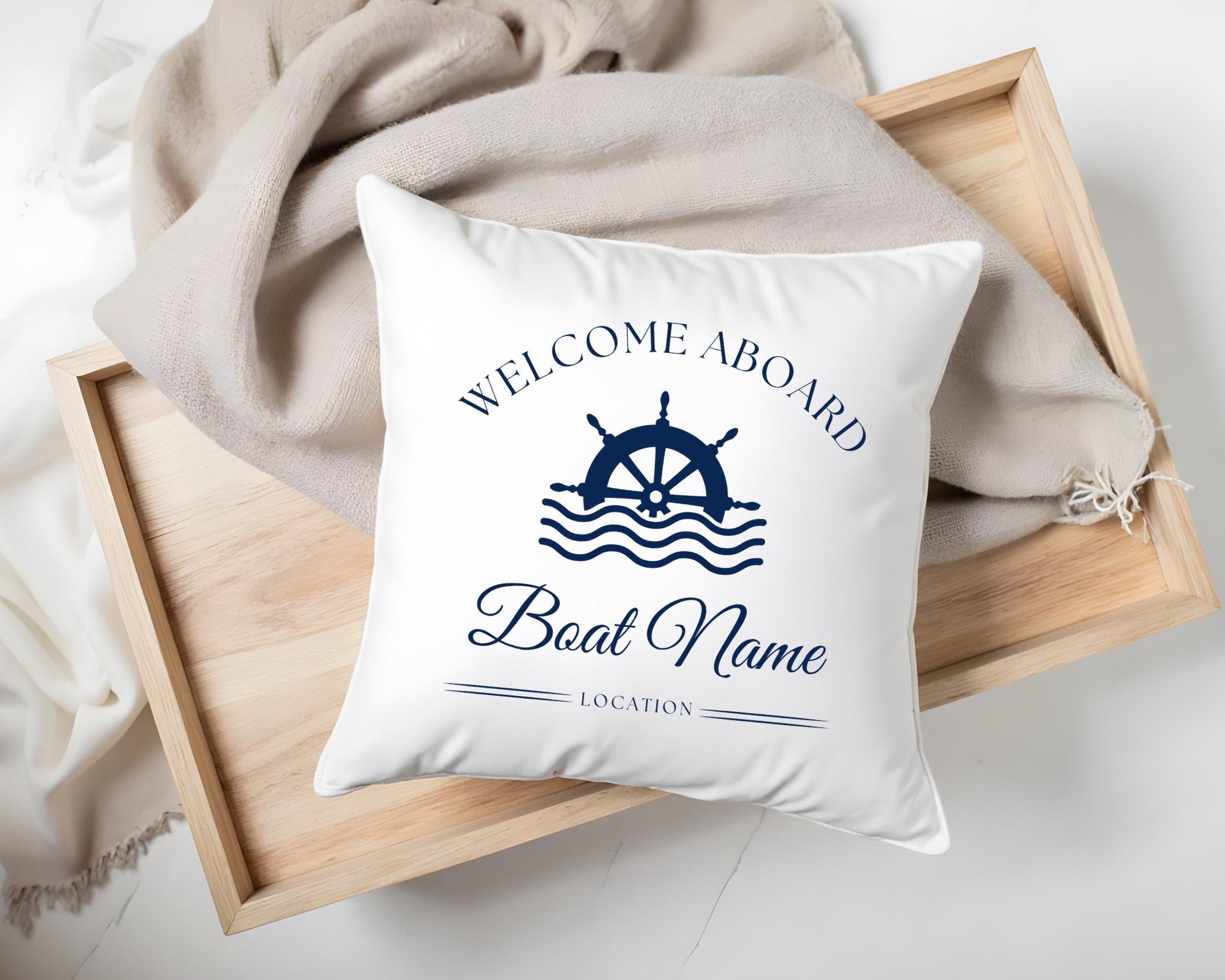 Maritime Kissen für Boot Yacht | 40 x 40 cm | personalisiert mit Bootsnamen, Location, Jahreszahl | weiß mit blauer Schrift | zwei Motive
