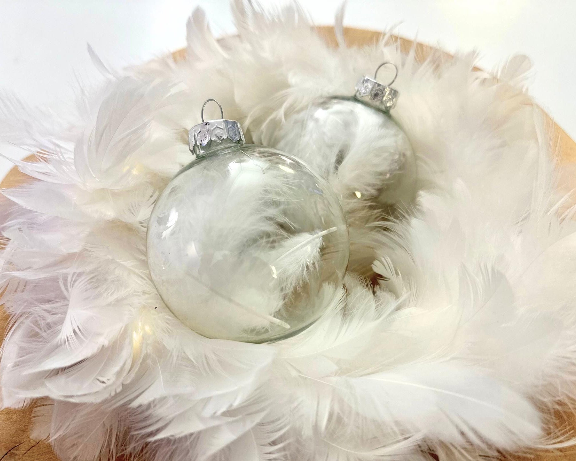 Personalisierte Weihnachtskugel aus irisierendem Glas | gefüllt mit Federn | Seifenblasen Kugell | 7 oder 8 cm | mit Namen