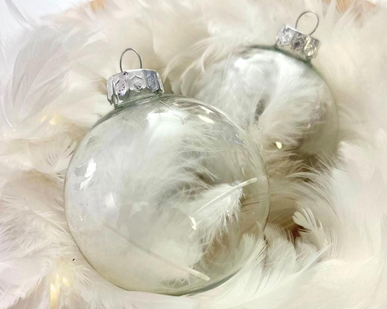 Personalisierte Weihnachtskugel aus irisierendem Glas | gefüllt mit Federn | Seifenblasen Kugell | 7 oder 8 cm | mit Namen