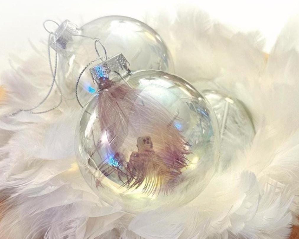 Personalisierte Weihnachtskugel aus irisierendem Glas | gefüllt mit Federn | Seifenblasen Kugell | 7 oder 8 cm | mit Namen
