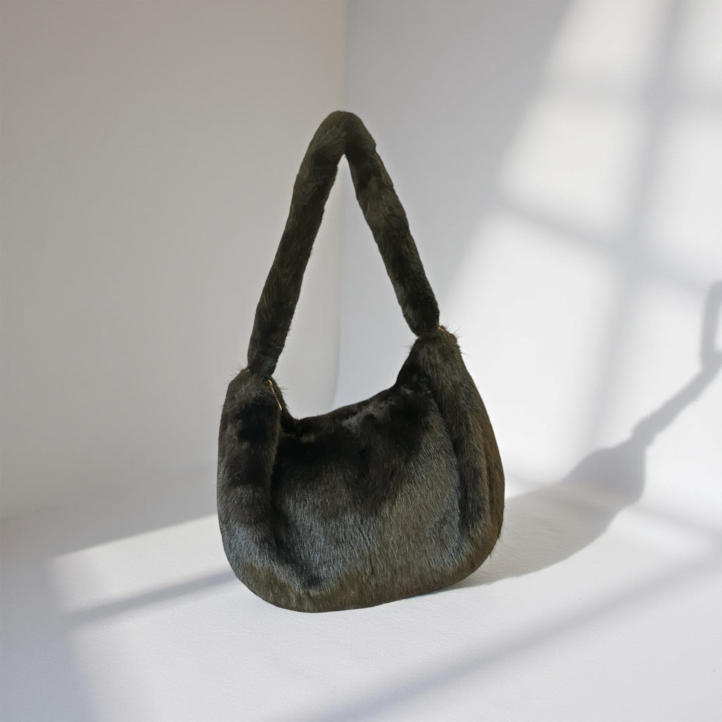 Schwarze Tasche aus Fell | Umhängetasche | Crossbody Bag | Fake Fur | kuscheliges Pelzimitat | Handtasche schwarz