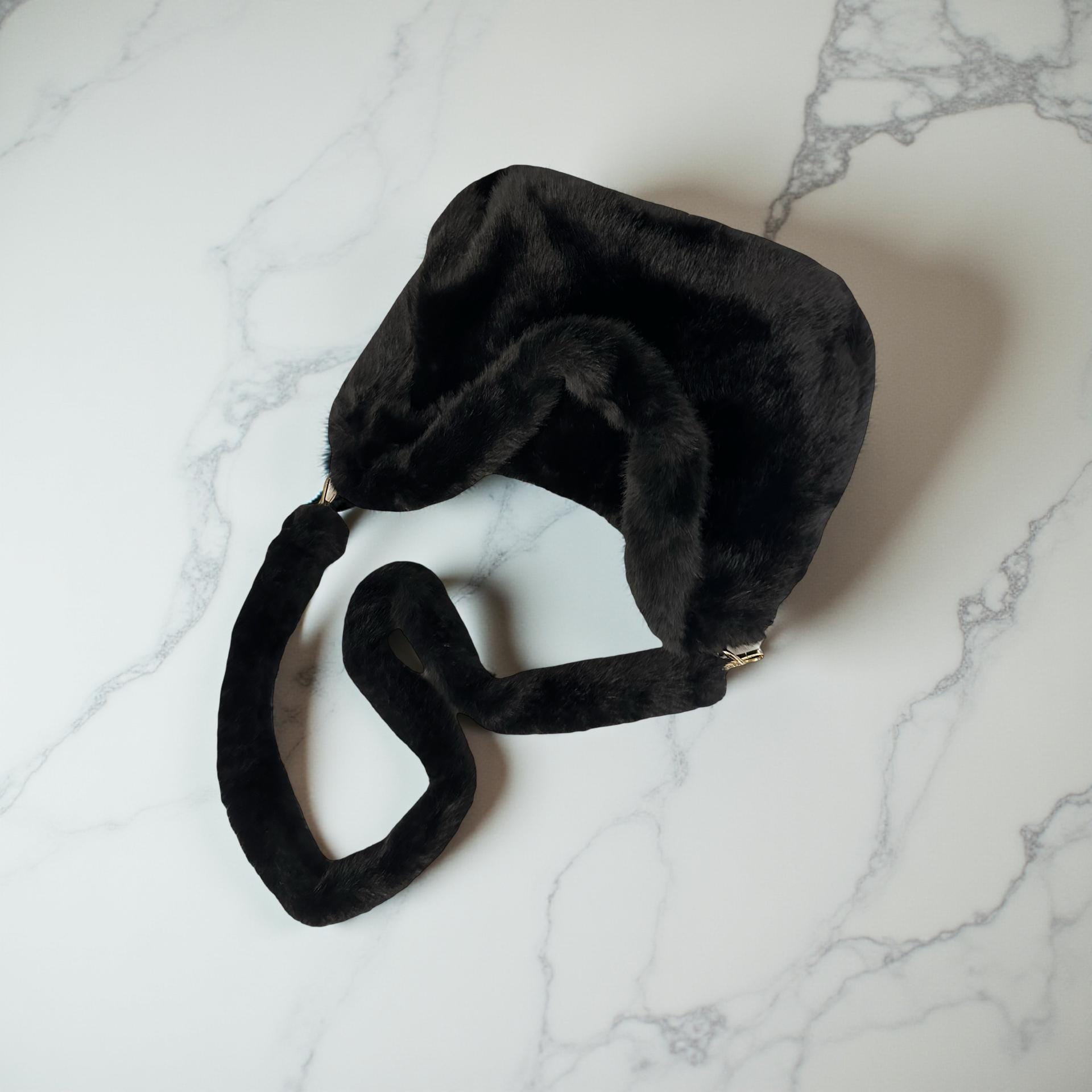 Schwarze Tasche aus Fell | Umhängetasche | Crossbody Bag | Fake Fur | kuscheliges Pelzimitat | Handtasche schwarz