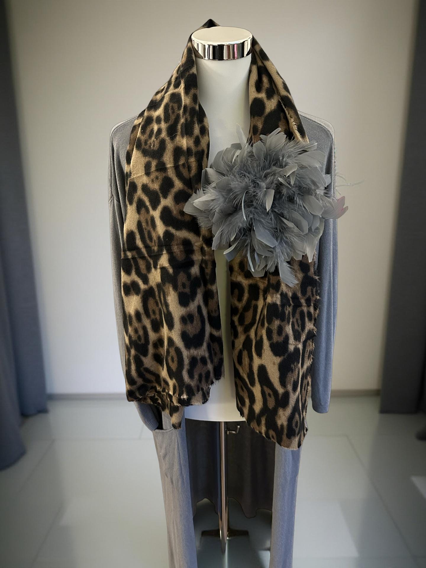 Große Federbrosche braun oder grau | Brosche Federn | Anstecknadel und Clip | Feder Brosche Federball zum Anstecken | grau oder braun