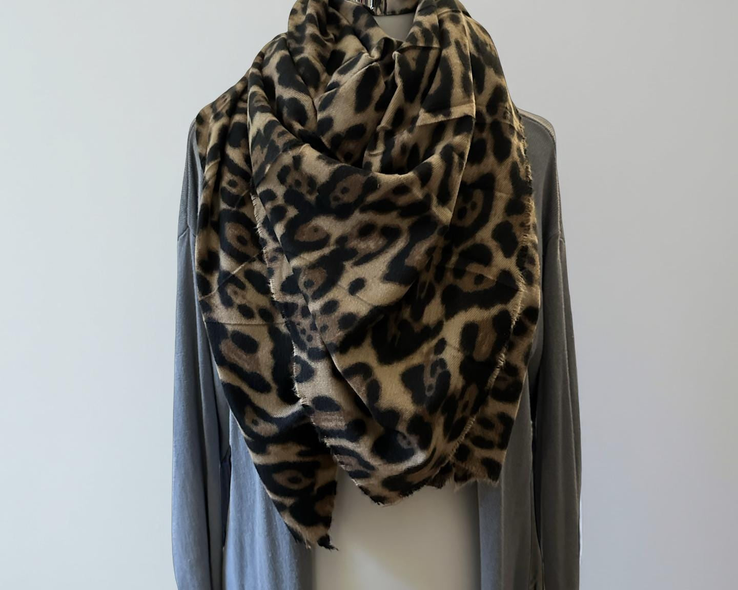 Leo Schal XXL | großes quadratisches Tuch im Leomuster | 135 x 135 cm | Viskose Schal in braun beige