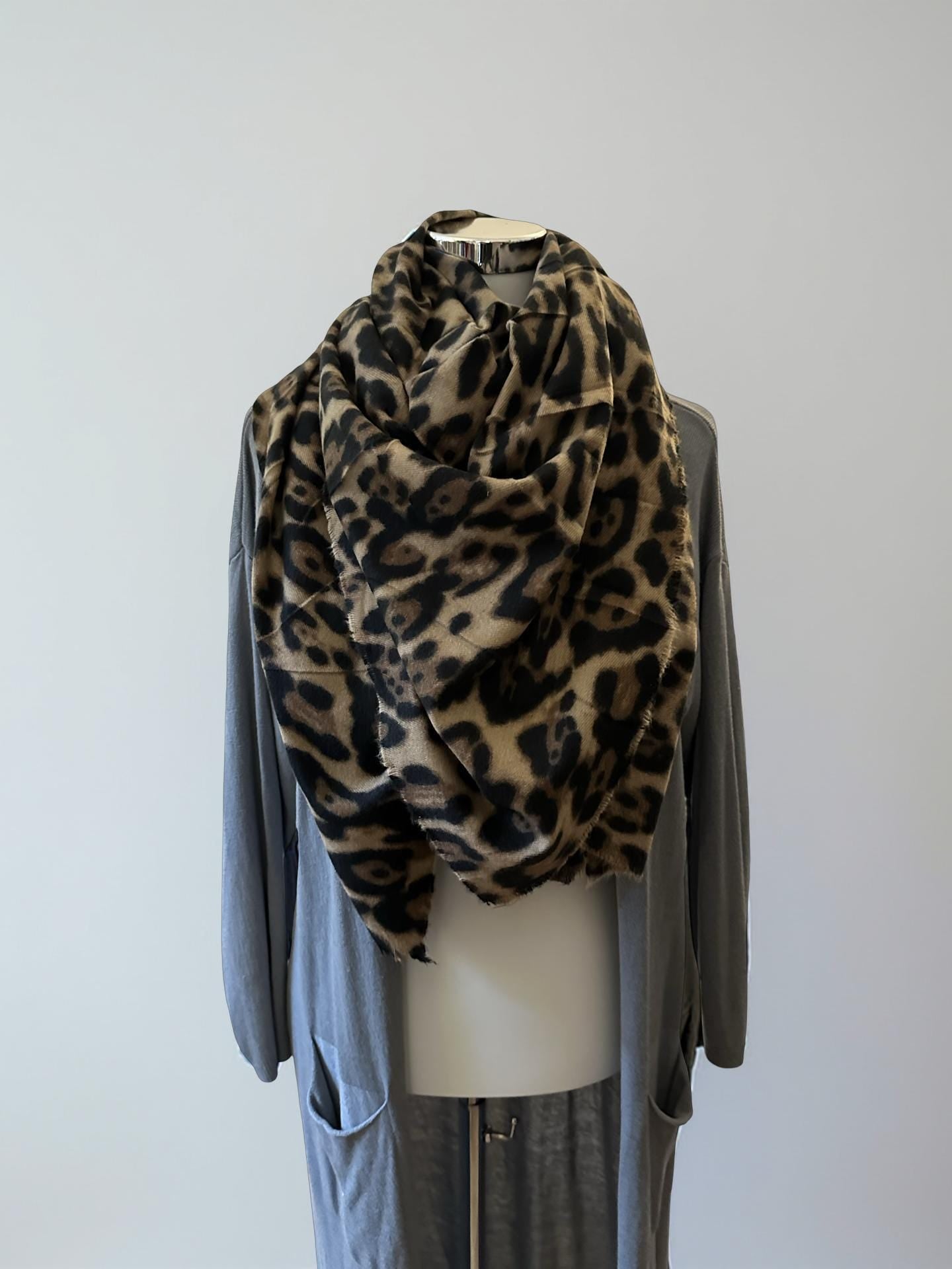 Leo Schal XXL | großes quadratisches Tuch im Leomuster | 135 x 135 cm | Viskose Schal in braun beige