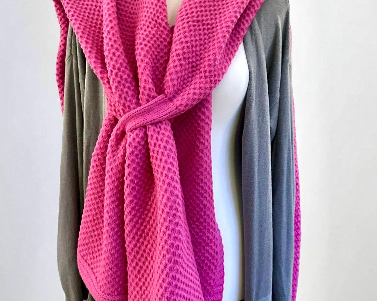 Pinker Cape Schal im Perlmuster gestrickt | Großes Tuch in pink als Schal, Stola, Cape tragbar | 145 x 75 cm | Strick Viskose