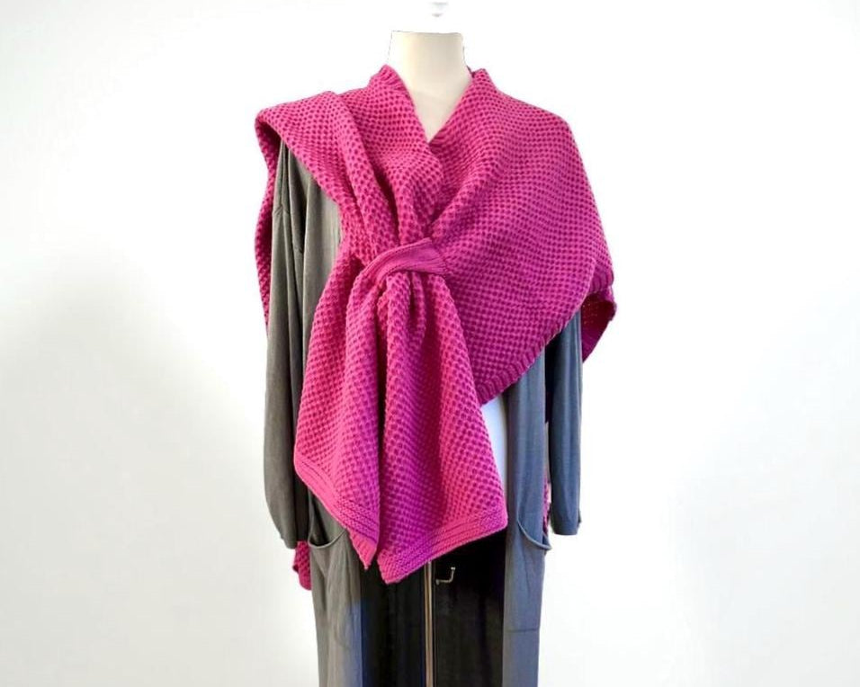 Pinker Cape Schal im Perlmuster gestrickt | Großes Tuch in pink als Schal, Stola, Cape tragbar | 145 x 75 cm | Strick Viskose
