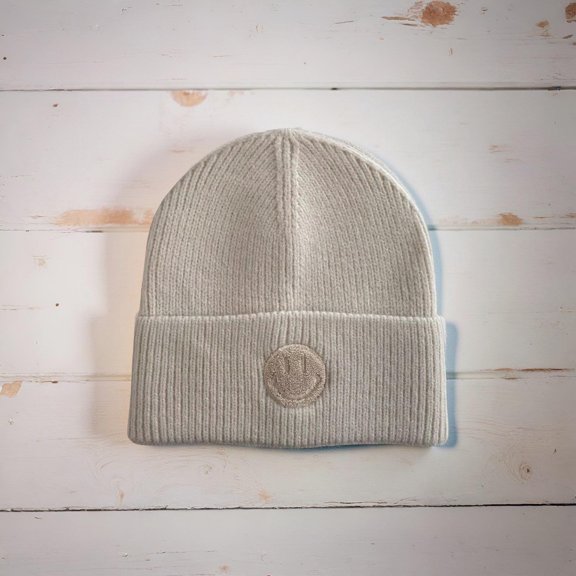 Strick Mütze mit gesticktem Smiley | Beanie in dunkelgrau, hellgrau, taupe, beige und pink | gestrickte Mütze