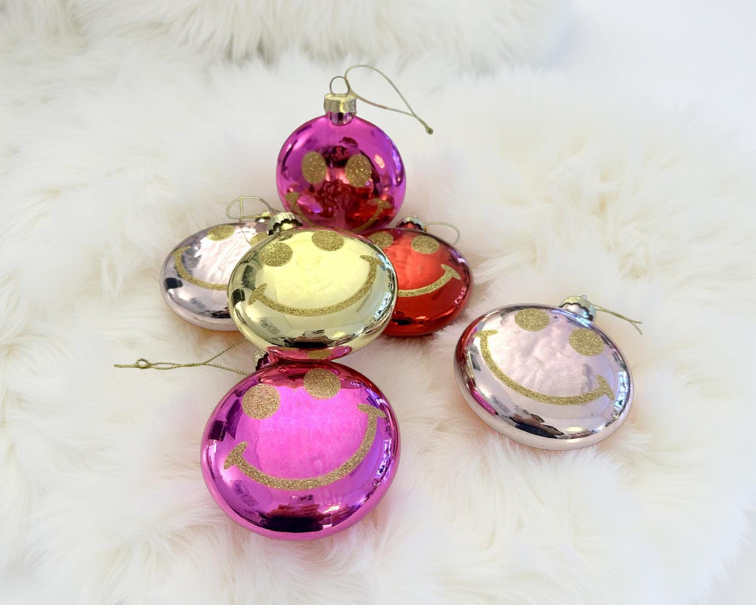 Weihnachtskugel Smiley | 8 cm Durchmesser | flache runde Form | mit Glitzer in 4 Farben