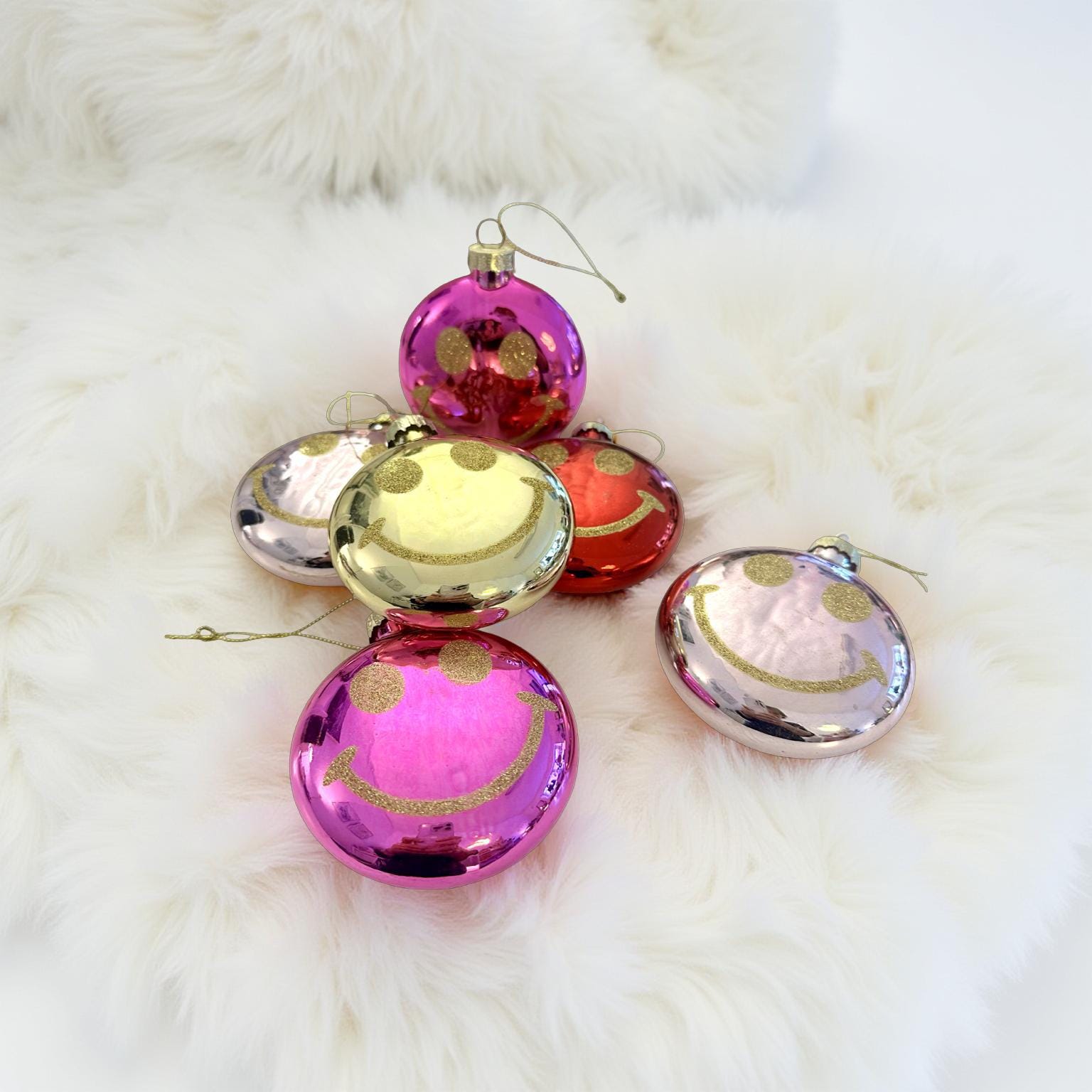 Weihnachtskugel Smiley | 8 cm Durchmesser | flache runde Form | mit Glitzer in 4 Farben