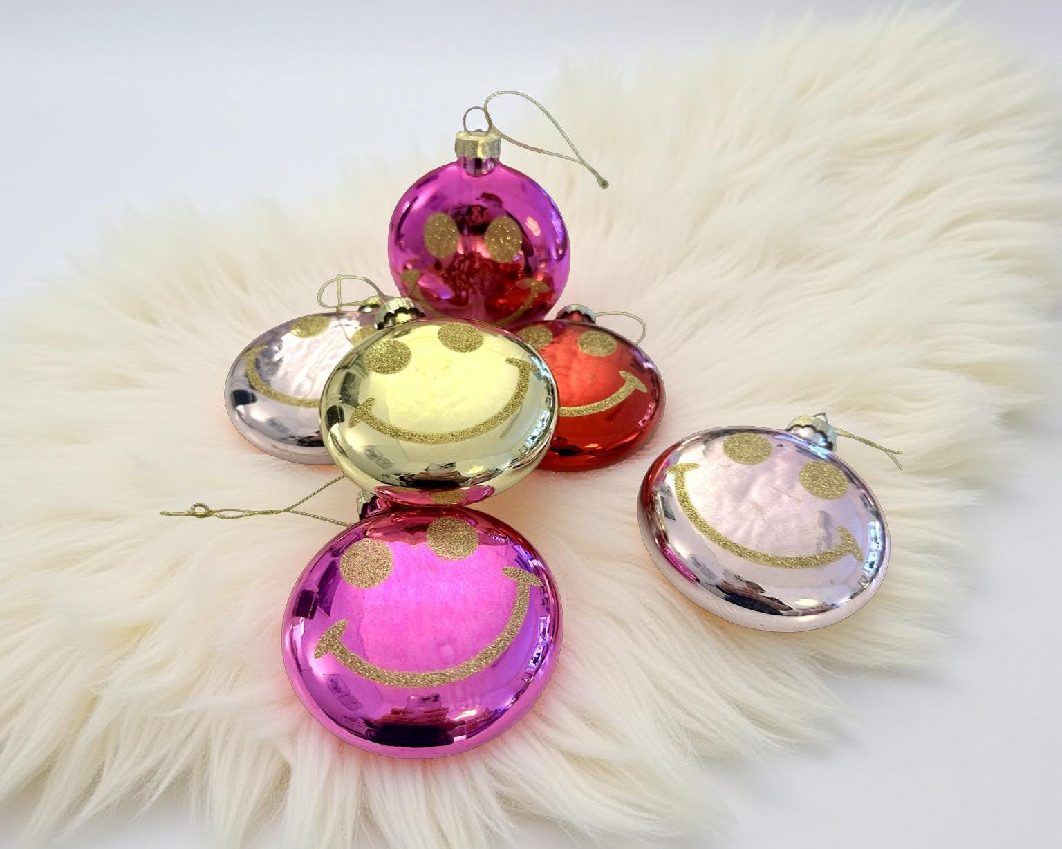 Weihnachtskugel Smiley | 8 cm Durchmesser | flache runde Form | mit Glitzer in 4 Farben