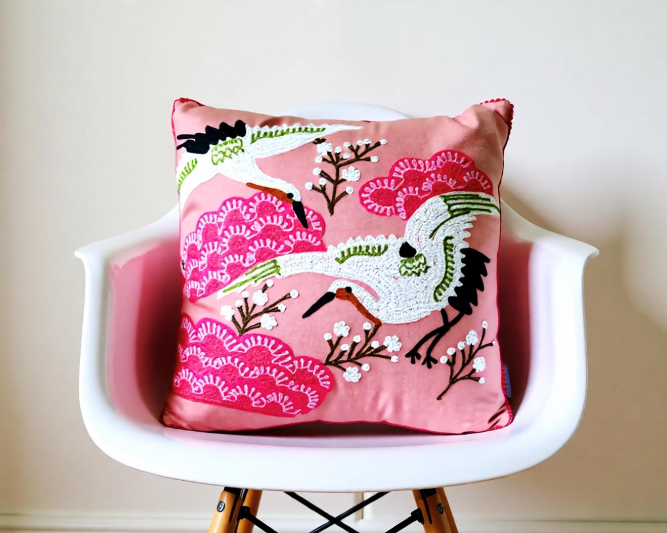 Kissen Vögel | pinkes besticktes Samtkissen | Baumwolle Kissenbezug | 45 x 45 cm | Samt pink rosa mit Füllung