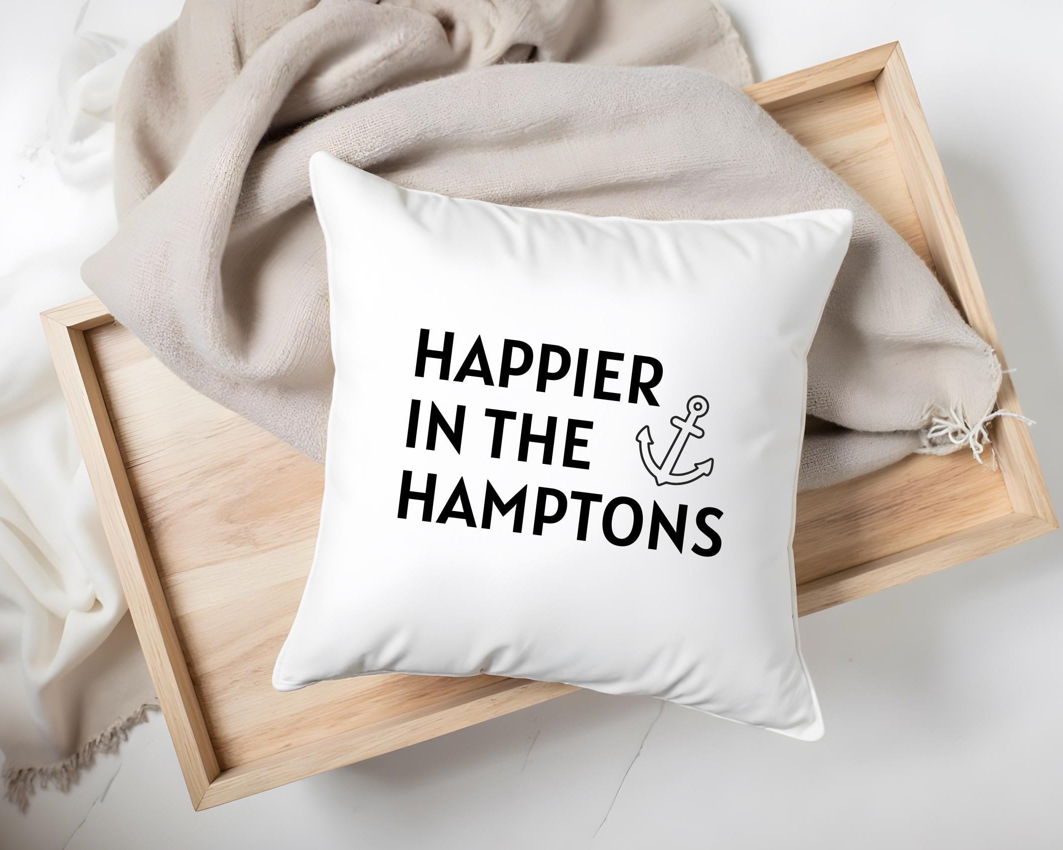 Kissen | Happier in the Hamptons | 40 x 40 cm | Strandhaus Beach House | schwarz weiß Anker