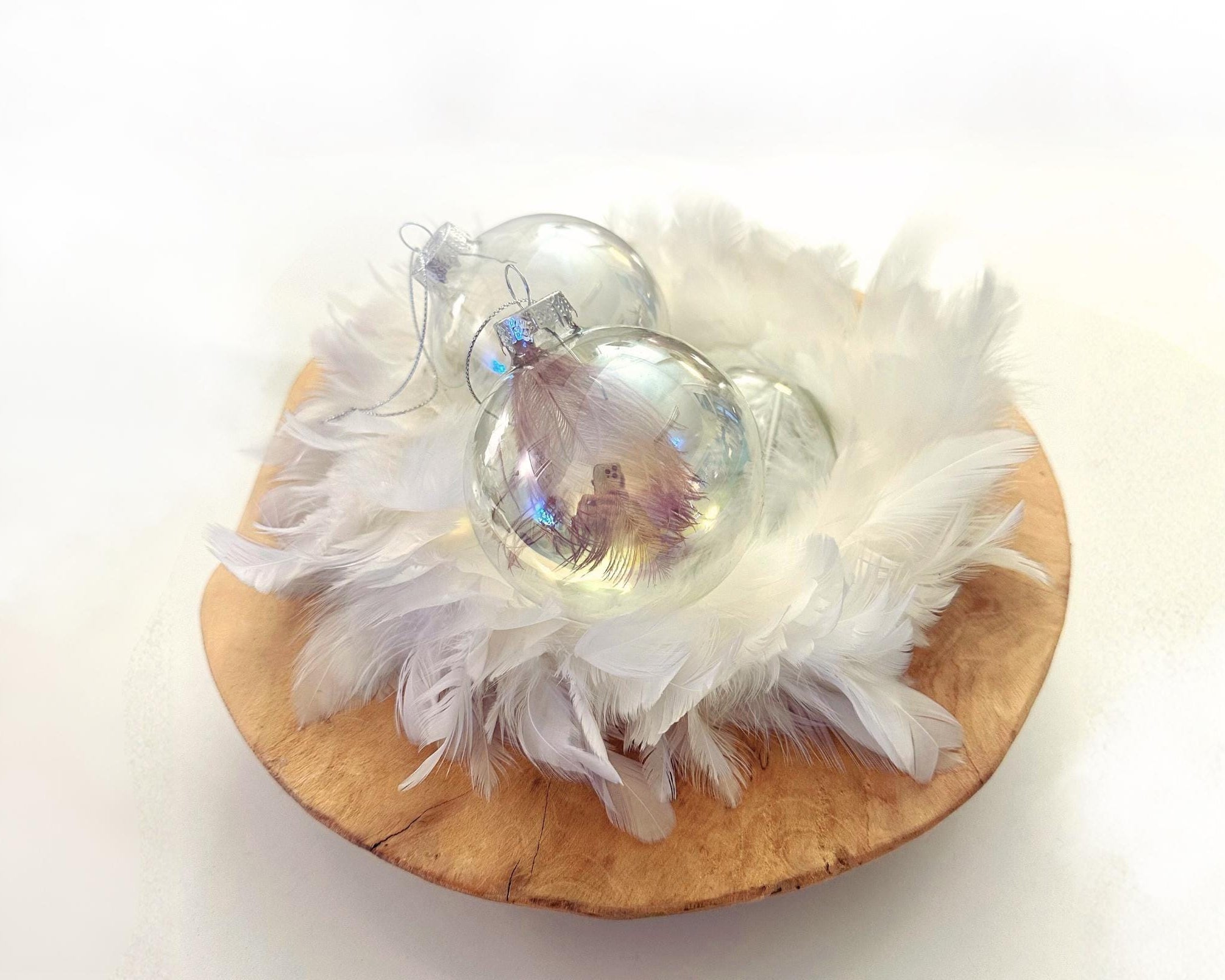 Personalisierte Weihnachtskugel aus irisierendem Glas | gefüllt mit Federn | Seifenblasen Kugell | 7 oder 8 cm | mit Namen