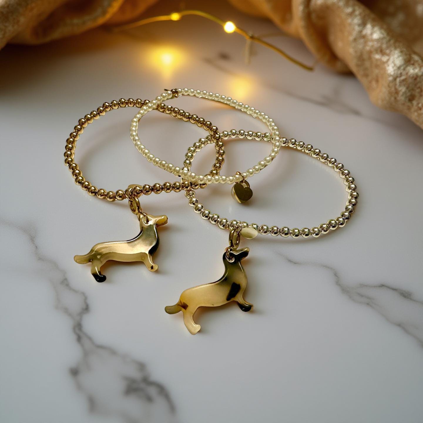 Goldenes Dackel Armband | kleines feines elastisches Perlenarmband mit Dackelanhänger