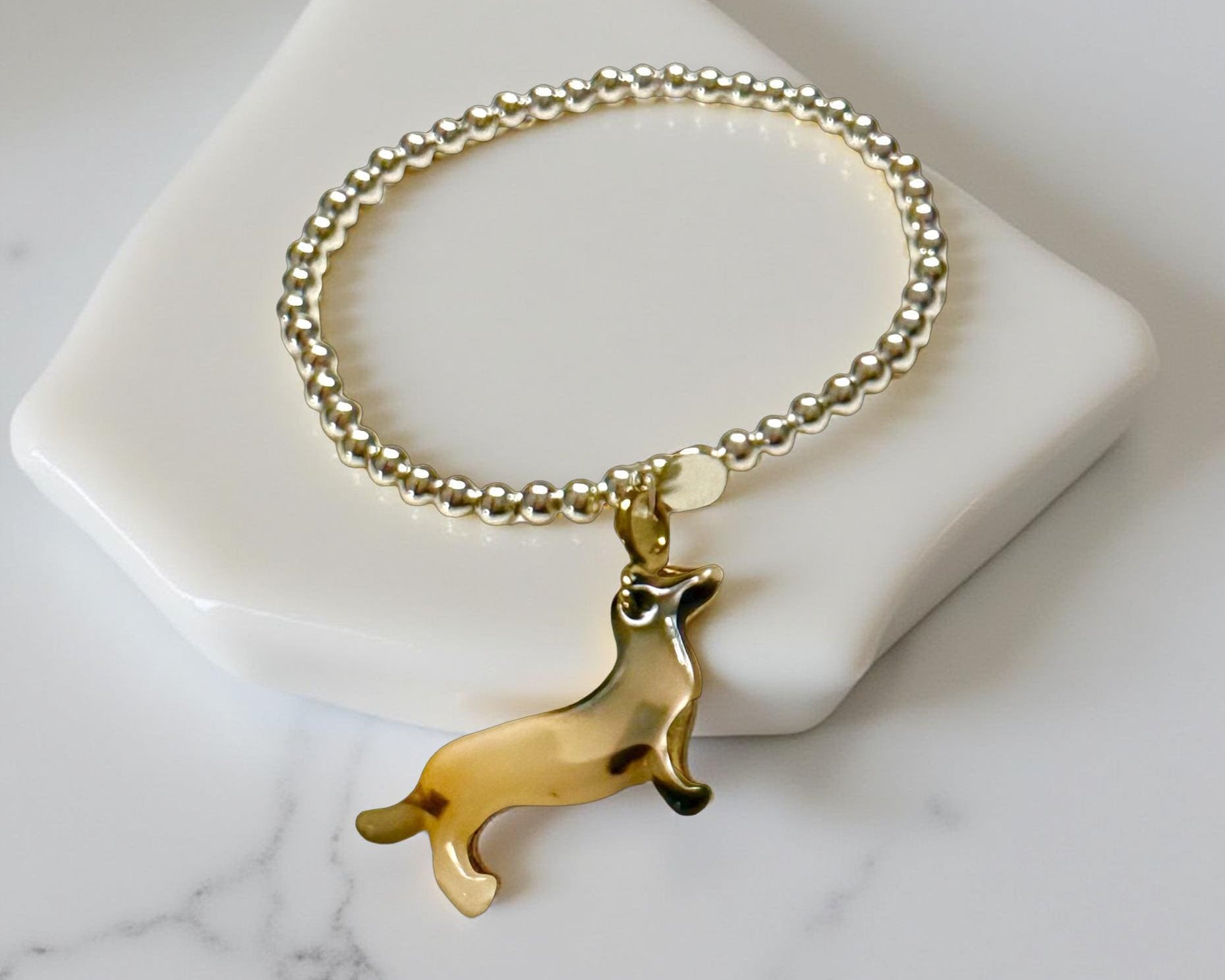 Goldenes Dackel Armband | kleines feines elastisches Perlenarmband mit Dackelanhänger