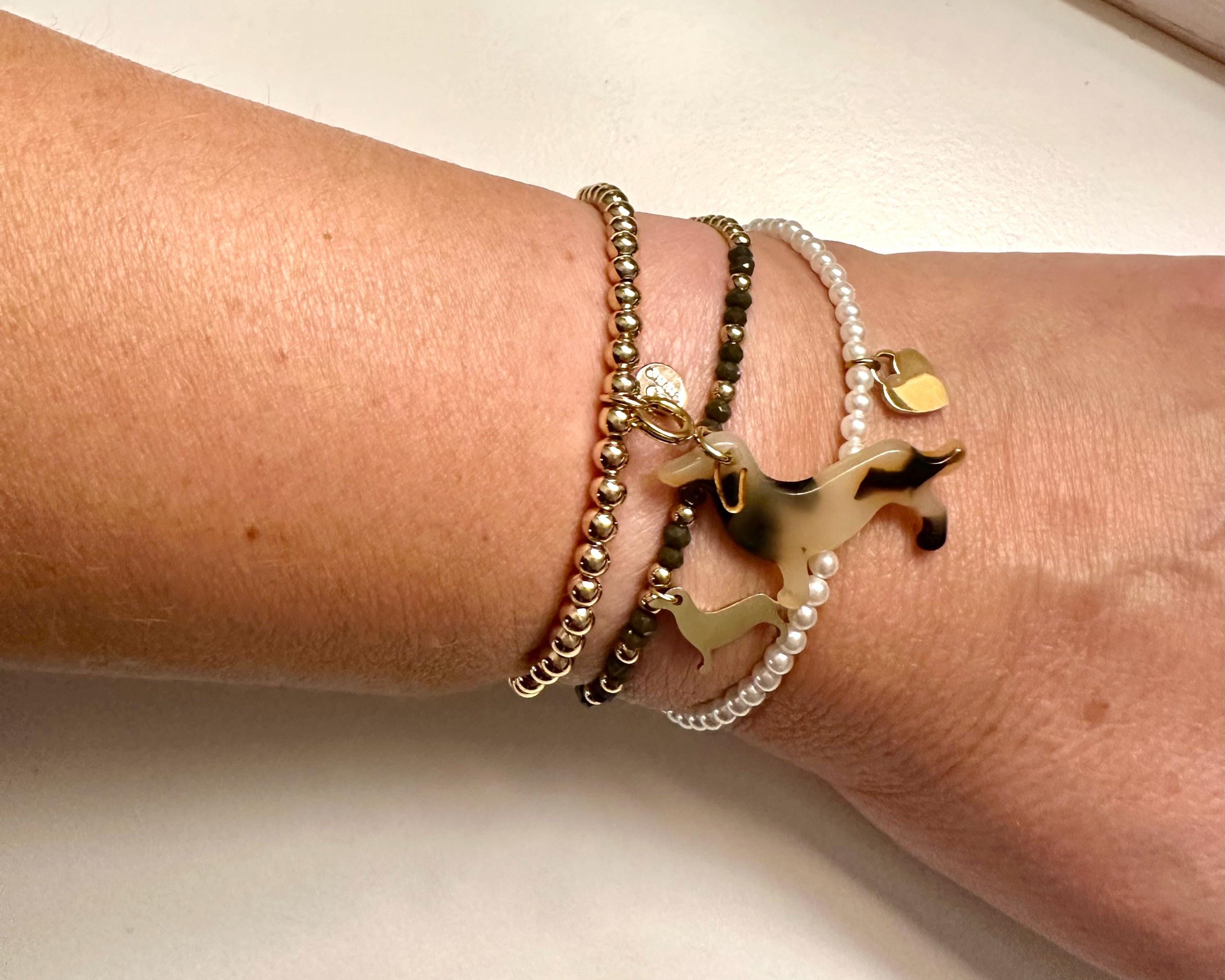 Goldenes Dackel Armband | kleines feines elastisches Perlenarmband mit Dackelanhänger