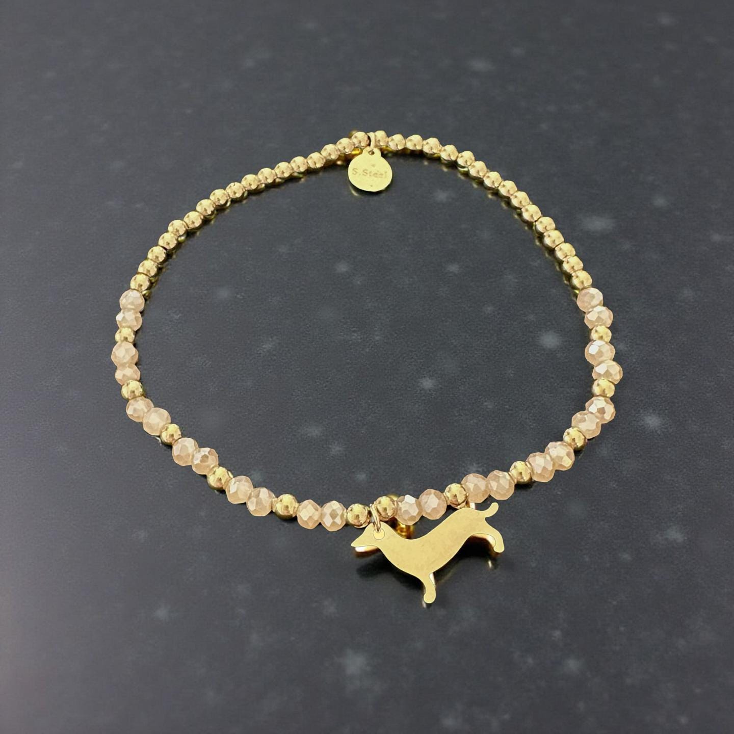 Goldenes Dackel Armband | kleines feines elastisches Perlenarmband mit Dackelanhänger