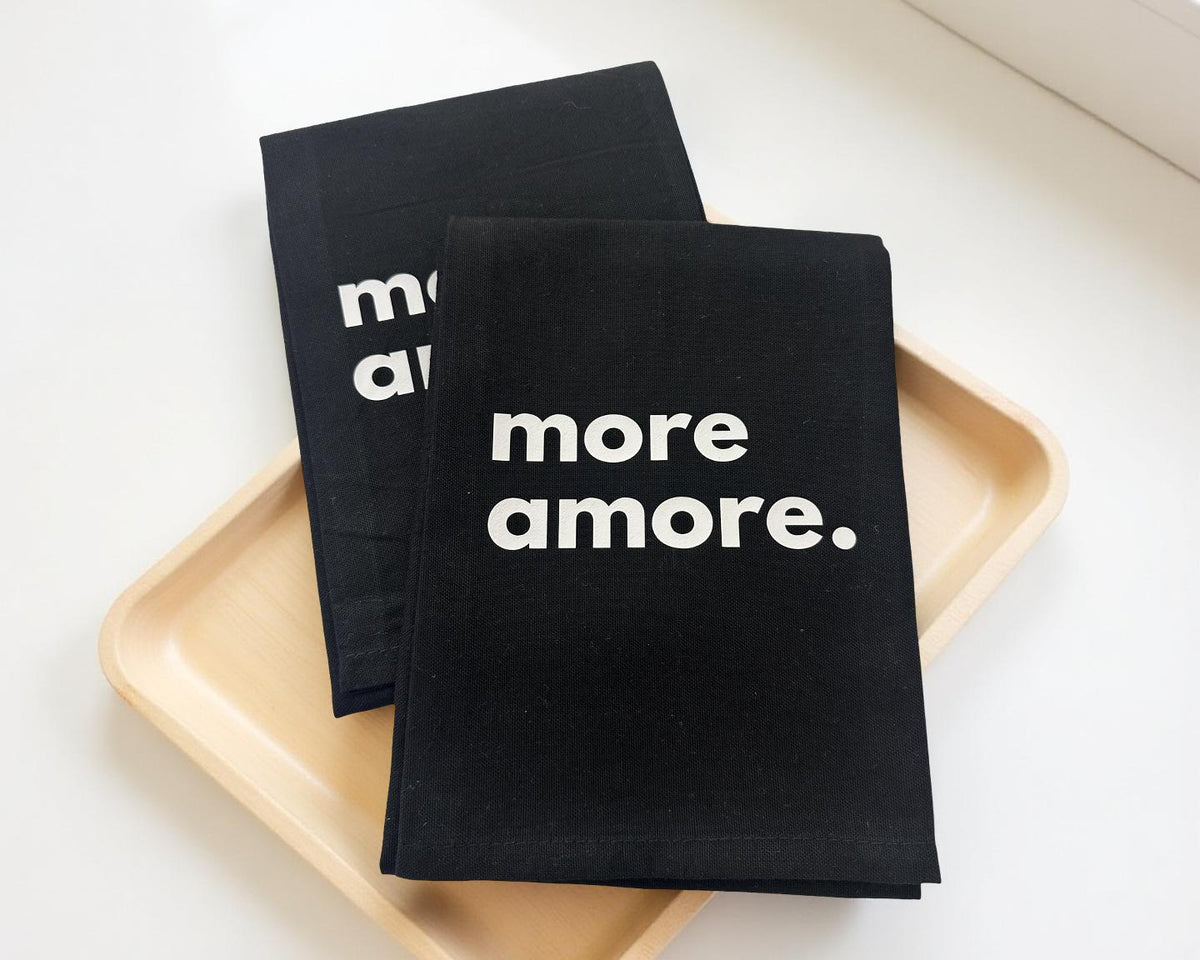 Geschirrtuch | weißes oder schwarzes Küchenhandtuch | More amore. | Liebe | mit weißer, schwarzer oder pinker Beschriftung