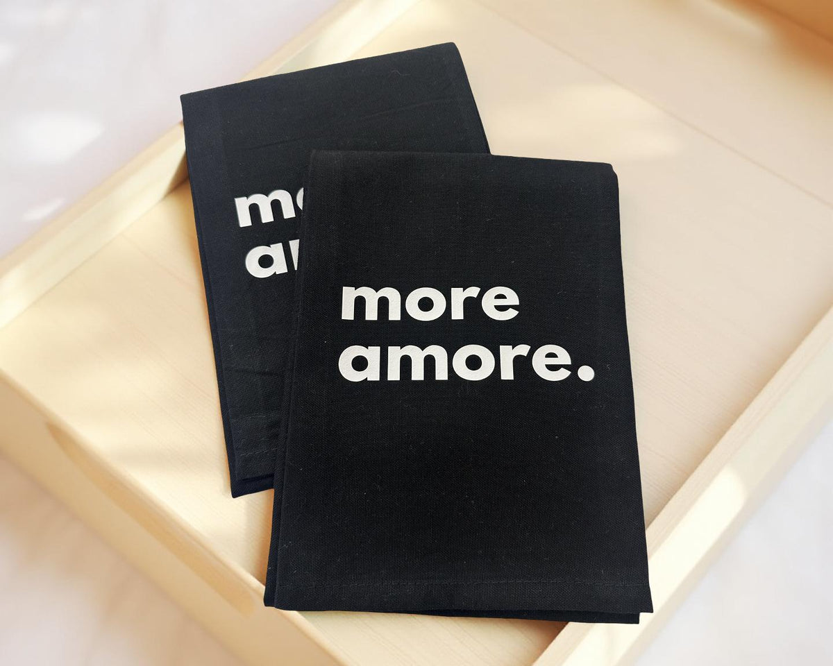 Geschirrtuch | weißes oder schwarzes Küchenhandtuch | More amore. | Liebe | mit weißer, schwarzer oder pinker Beschriftung