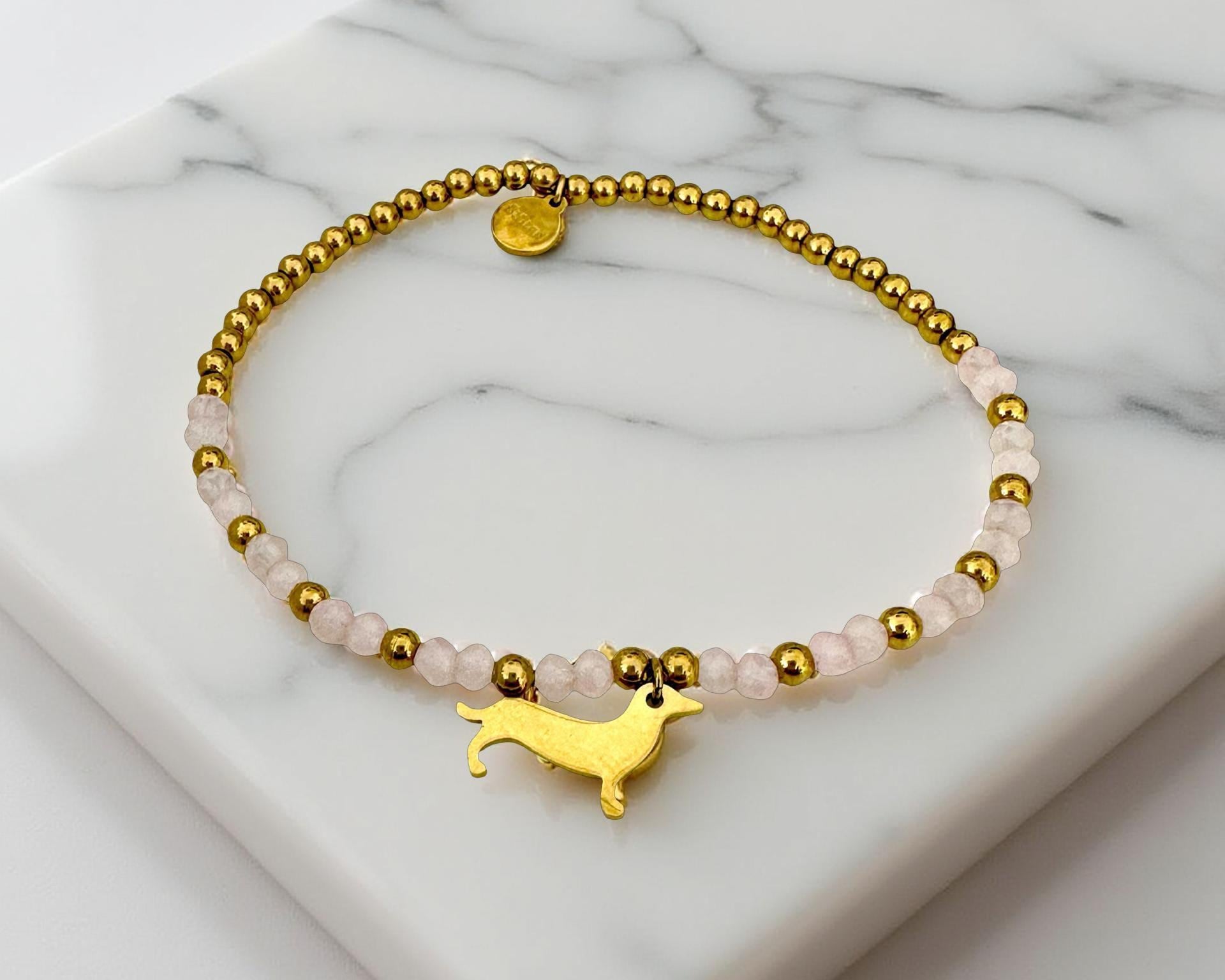 Goldenes Dackel Armband | kleines feines elastisches Perlenarmband mit Dackelanhänger