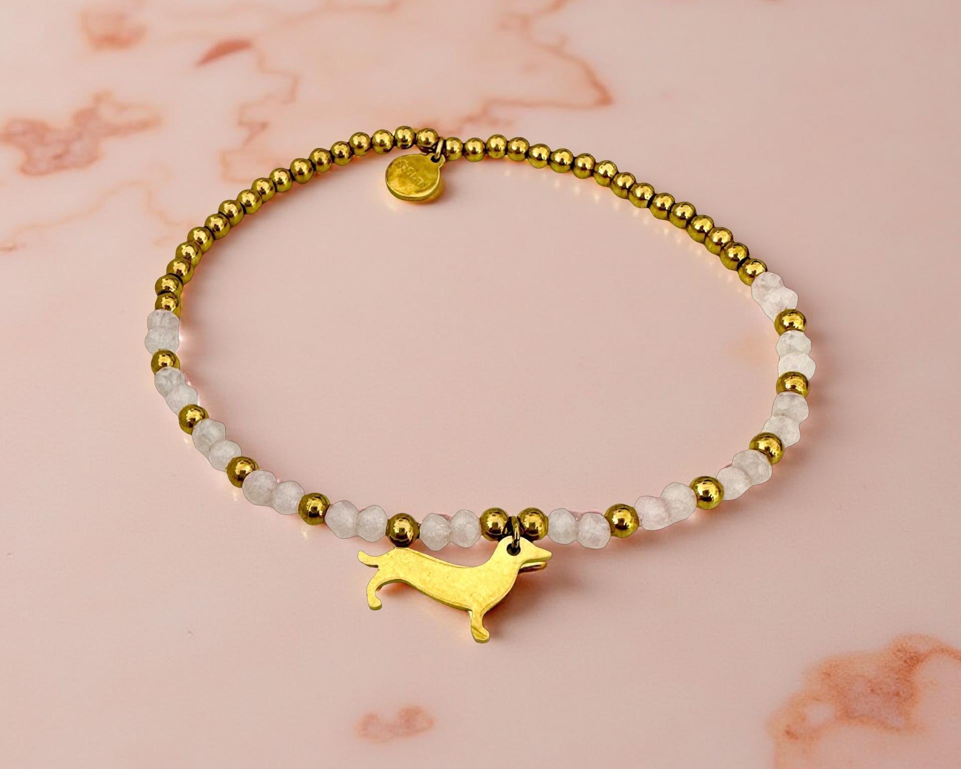 Goldenes Dackel Armband | kleines feines elastisches Perlenarmband mit Dackelanhänger