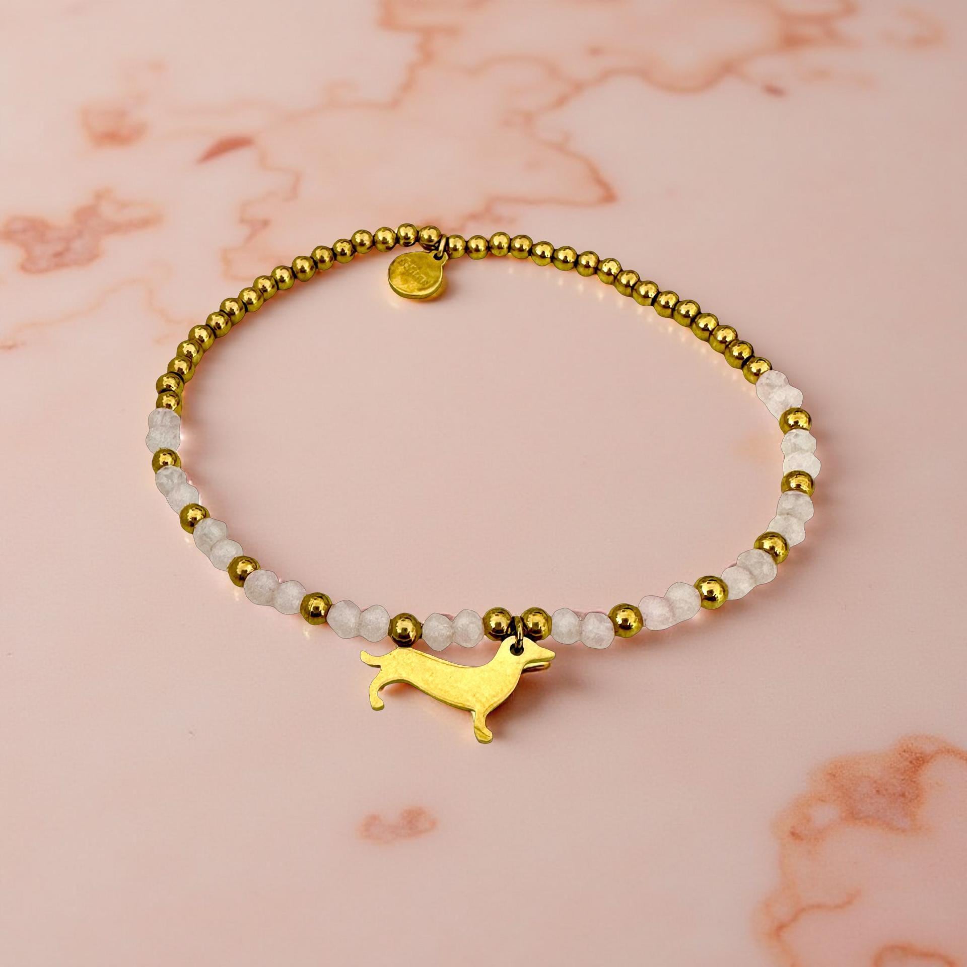 Goldenes Dackel Armband | kleines feines elastisches Perlenarmband mit Dackelanhänger