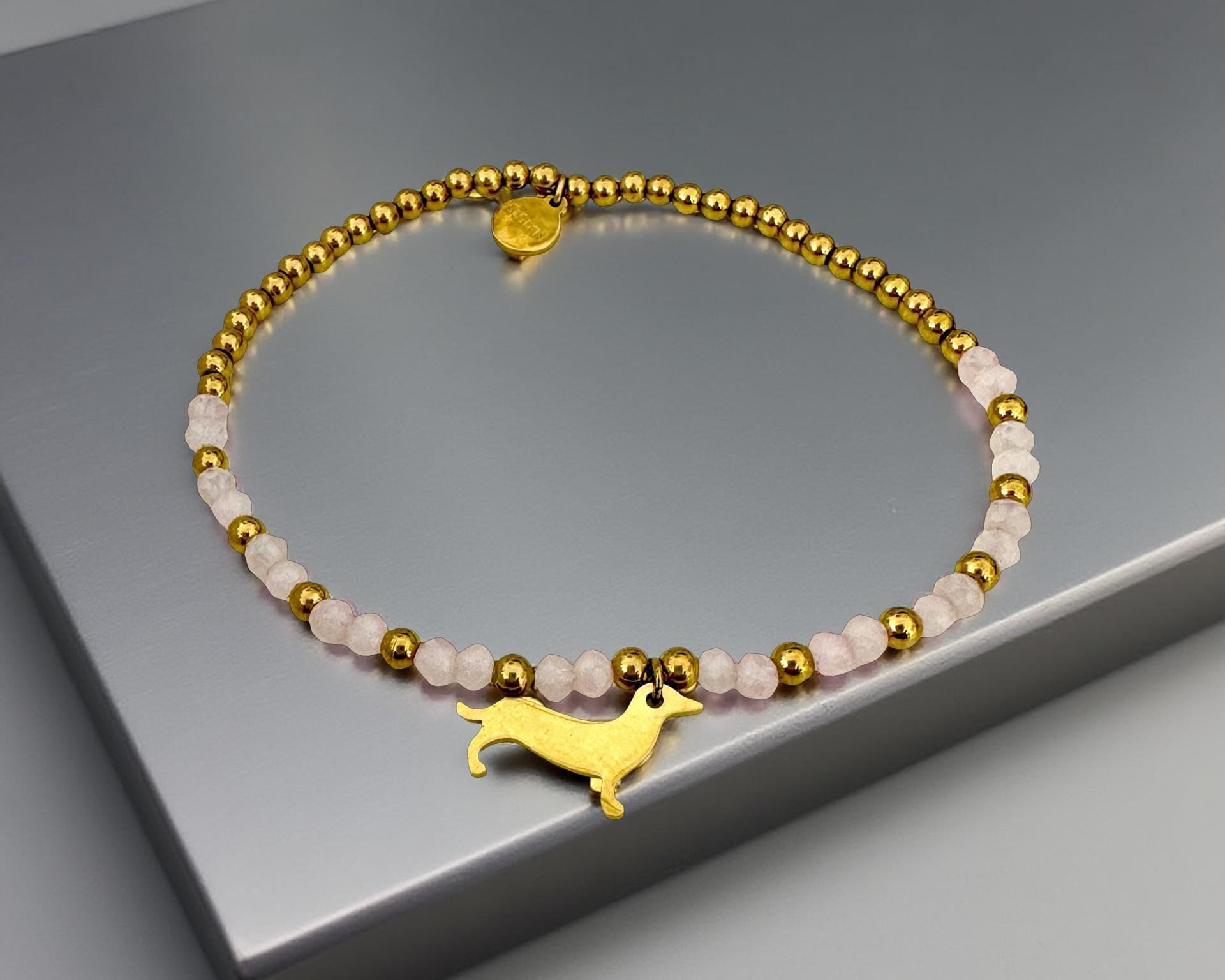 Goldenes Dackel Armband | kleines feines elastisches Perlenarmband mit Dackelanhänger